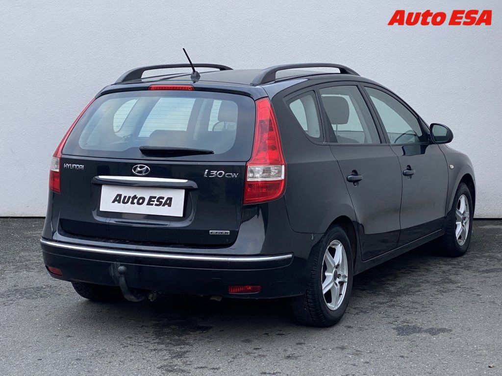 Hyundai i30, 1.6 CRDI,AC,tažné - fotka 4