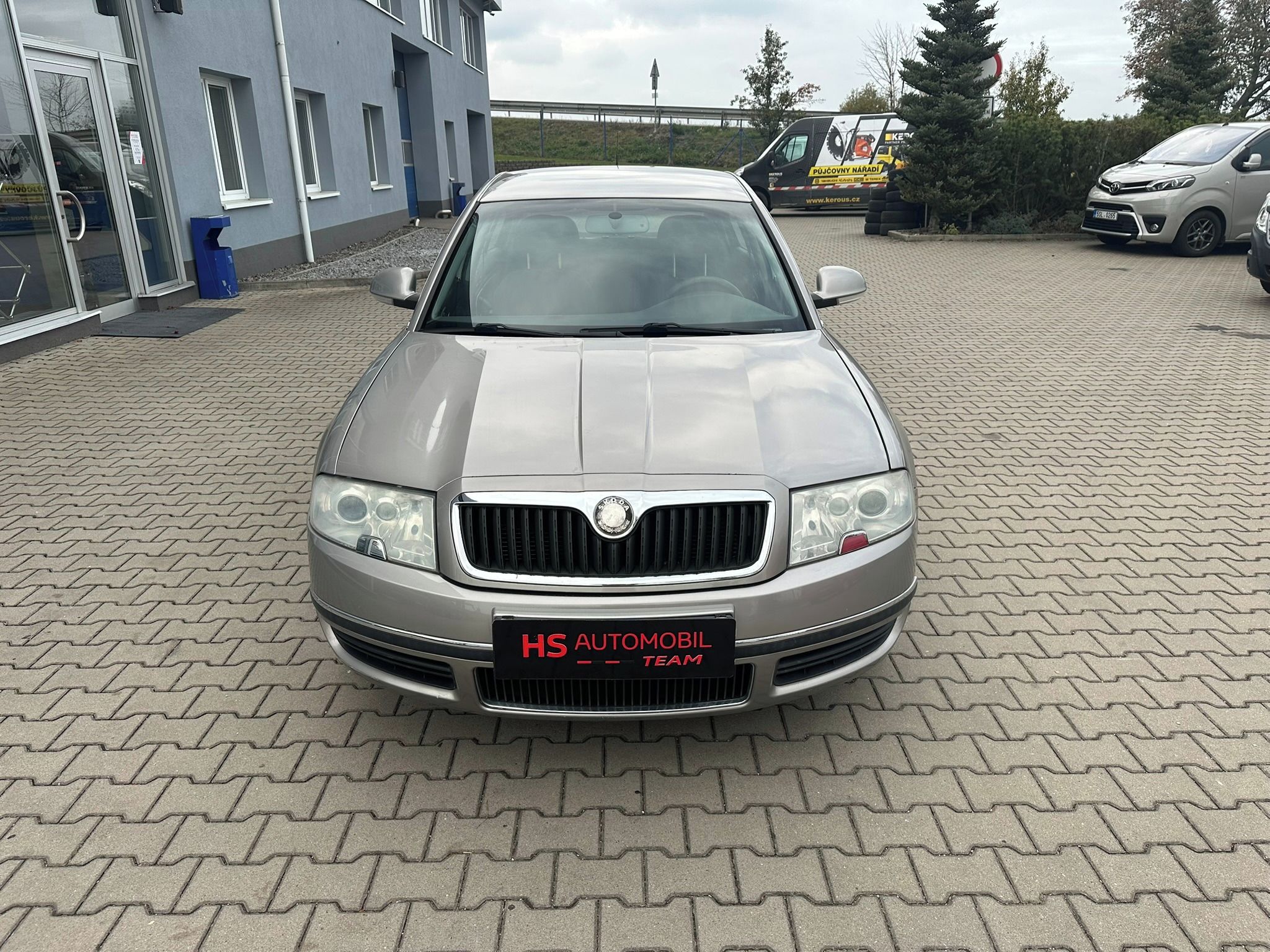 Škoda Superb, 2,0i 85kW - fotka 3
