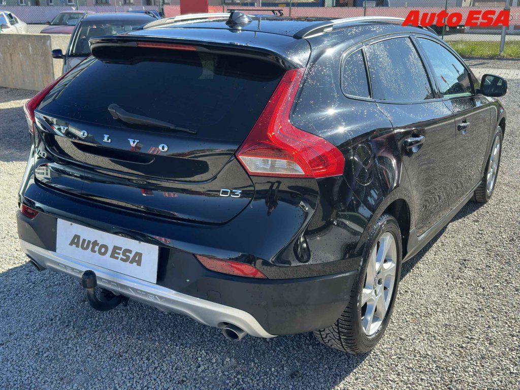 Volvo V40, 2.0 D3,2.maj,AT - fotka 4