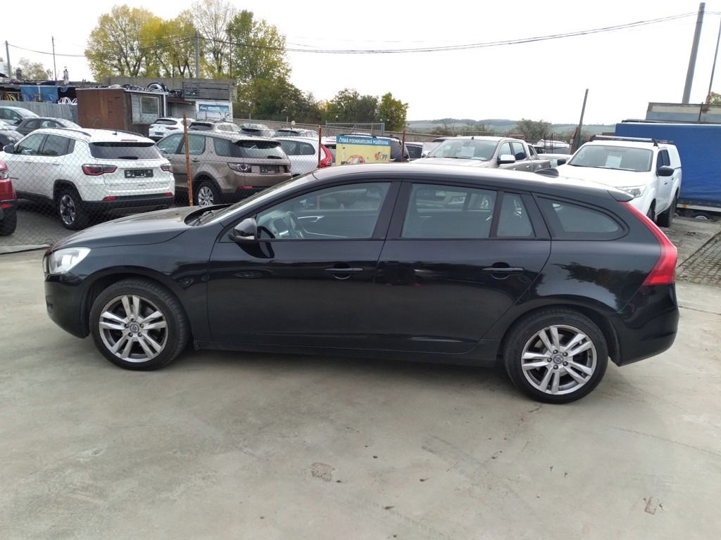 Volvo V60, D3 2.0D MANUÁL,NAVI,AC,DPH - fotka 4