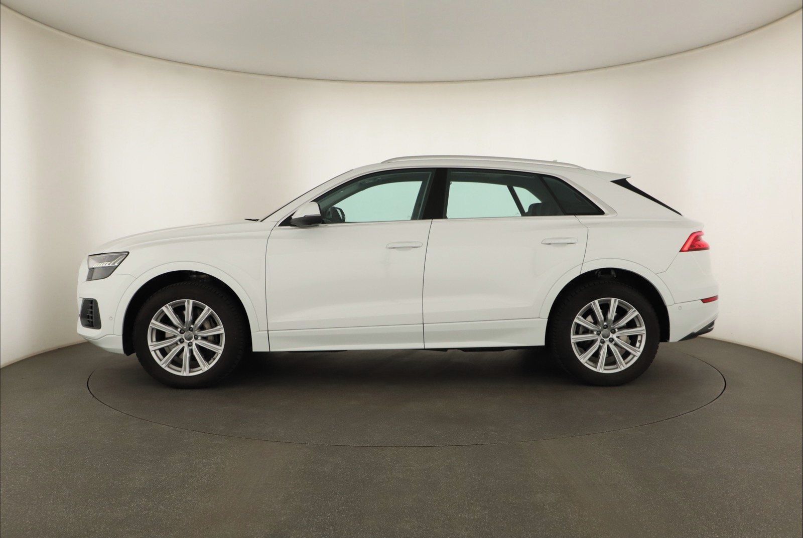 Audi Q8, 55 TFSI, ČR, Panorama, Kůže - fotka 3