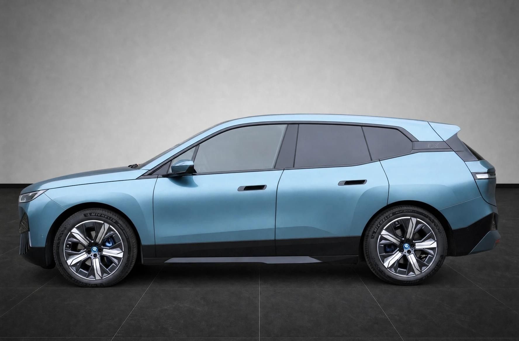 BMW iX, 40, SoH 96,8%, SkyLounge,Tažné - fotka 3