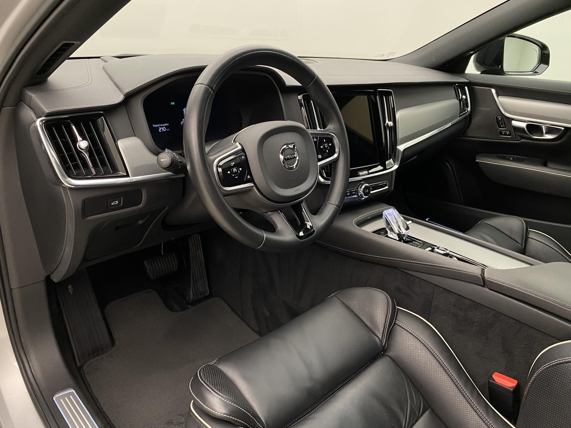 Volvo S90, B5 AWD BLACK ULTIMATE AUT CZ - fotka 4