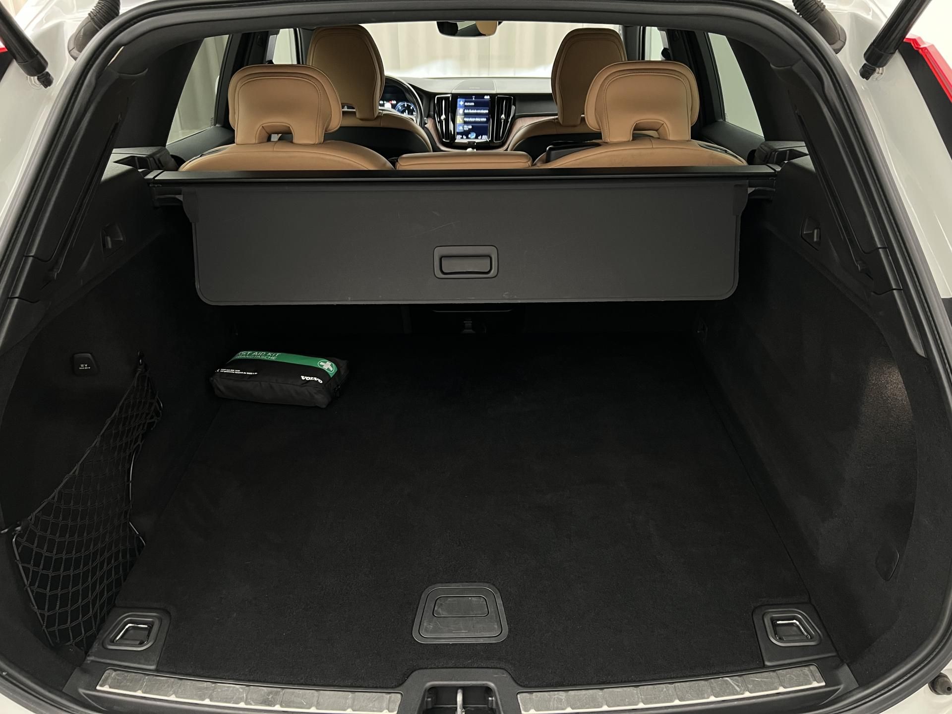 Volvo XC60, B4 AWD INSCRIPTION AUT 1.maj. - fotka 5