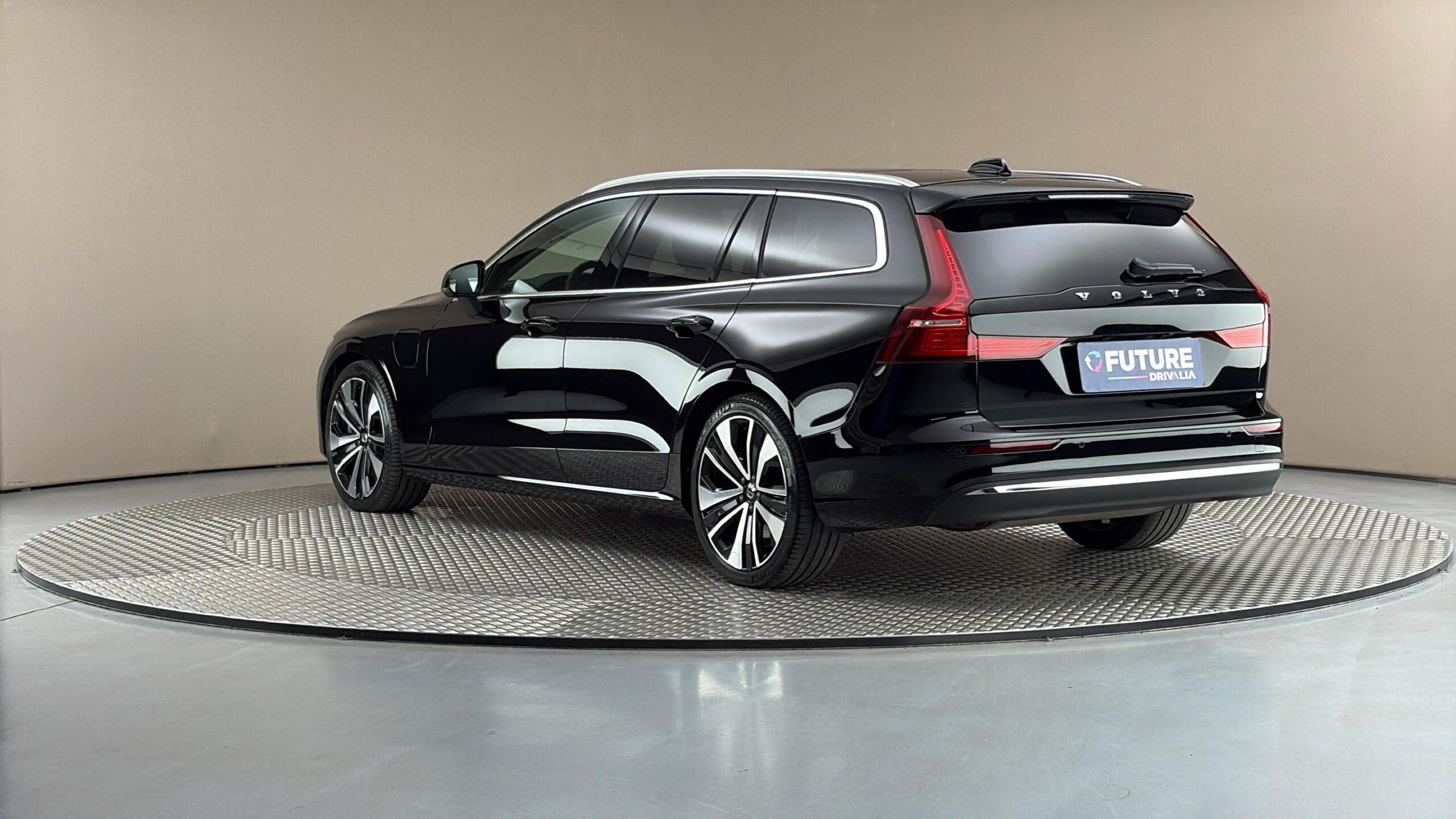 Volvo V60, 2.0 T6 AUT AWD Recharge Plus B - fotka 2
