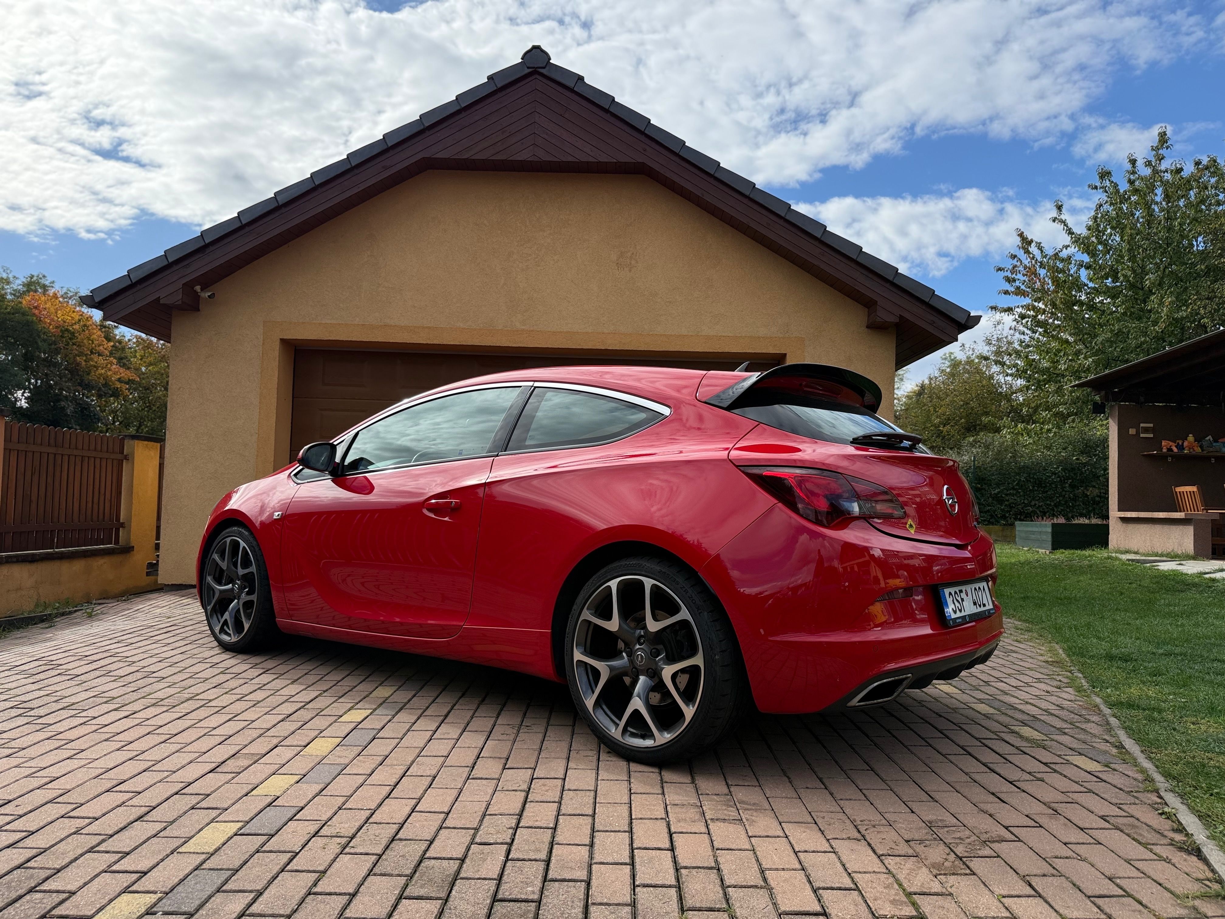 Opel Astra, GTC OPC 206kW původ ČR - fotka 4
