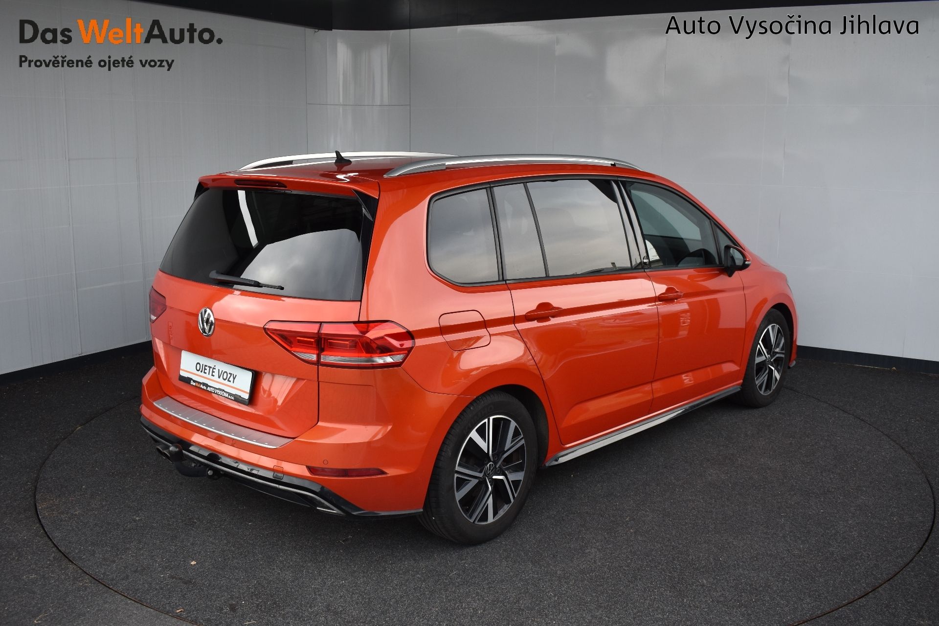 Volkswagen Touran, R-Line 1,4 TSI DSG 110kW tažné - fotka 2