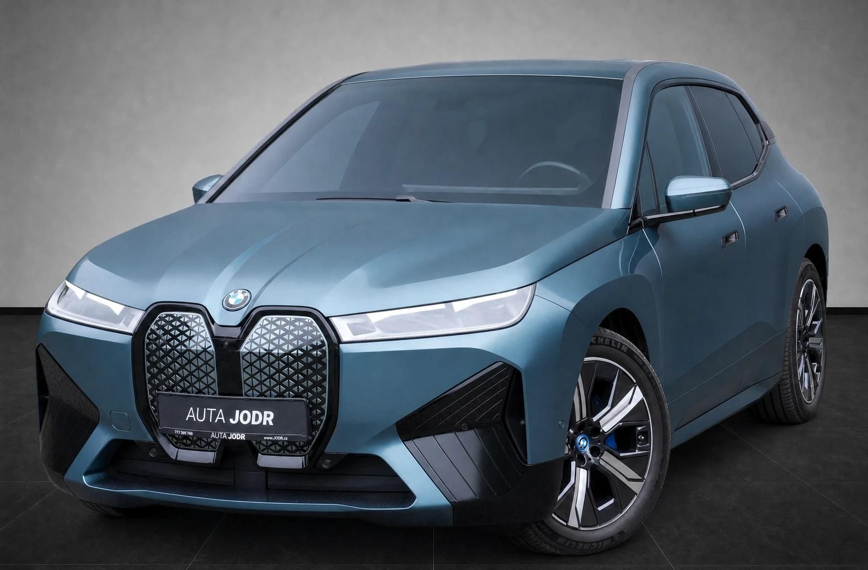 BMW iX, 40, SoH 96,8%, SkyLounge,Tažné