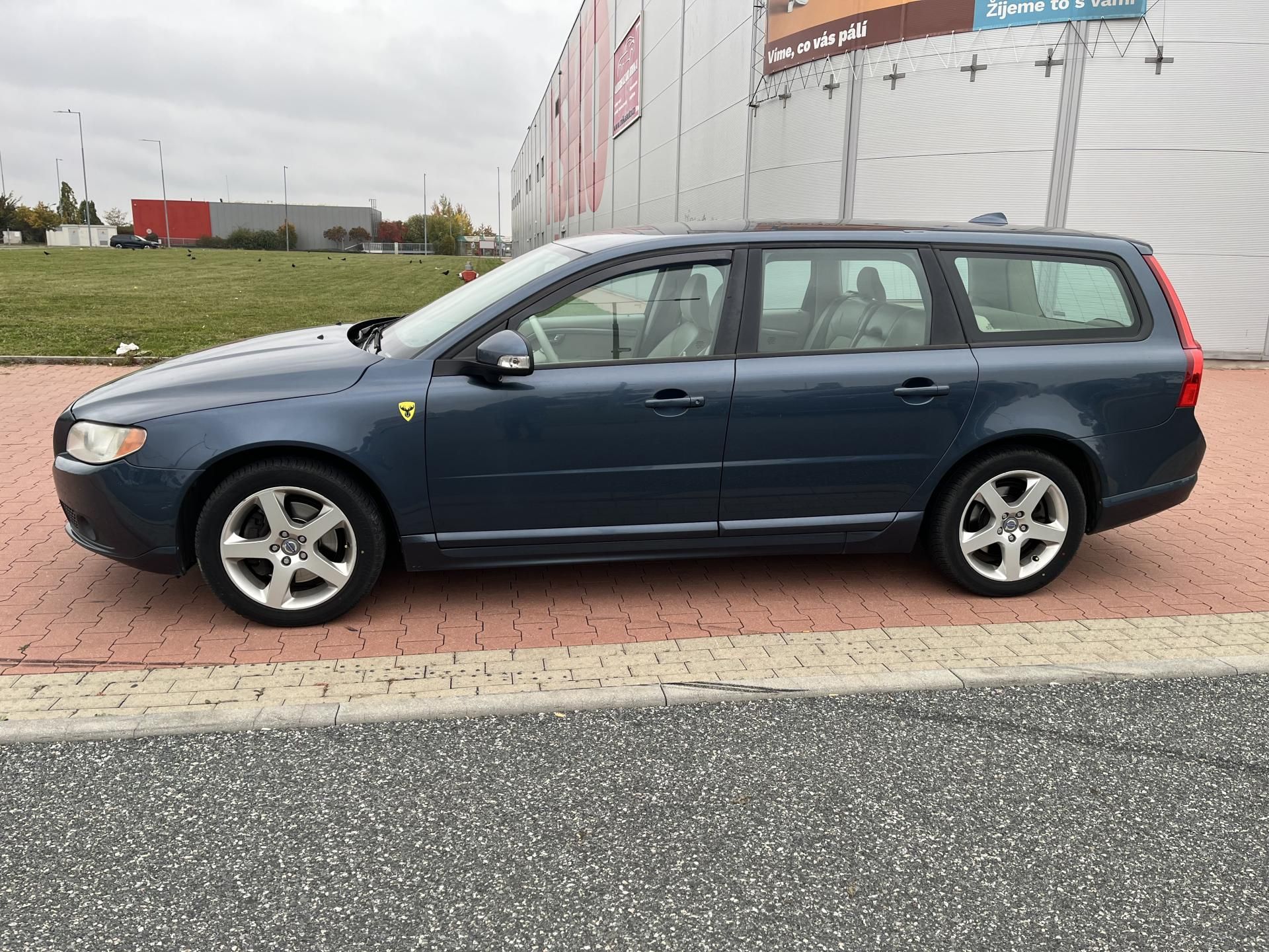 Volvo V70, 2.4 D5 136 kW Automat - fotka 2