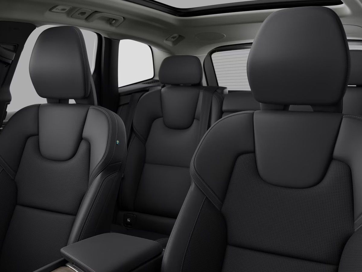 Volvo XC60, 2.0B5 184kW 4x4  ULTRA DARK - fotka 4