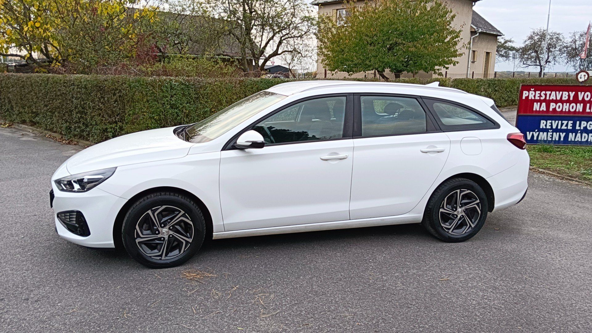 Hyundai i30, 1.5 I 80 KW Odpočet dph - fotka 2