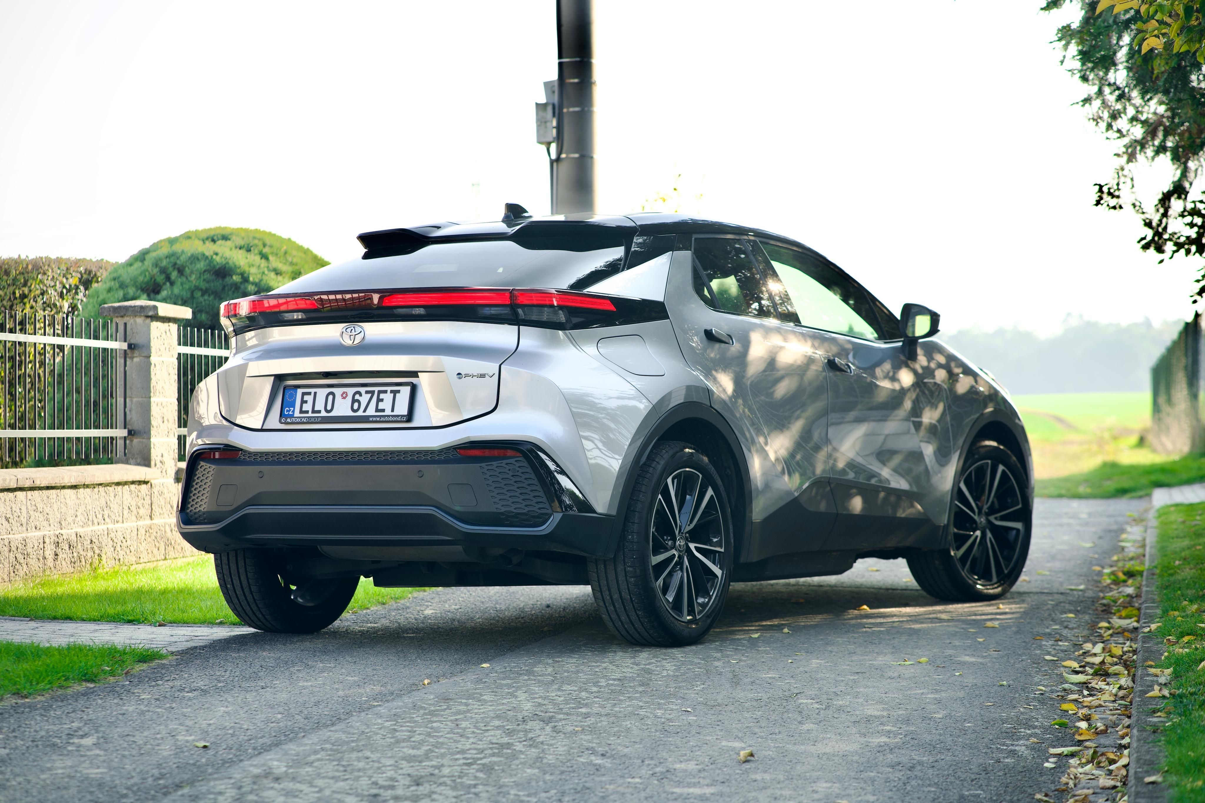 Toyota C-HR, 2.0 PHEV Executive +ZIMNÍ PNEU - fotka 5