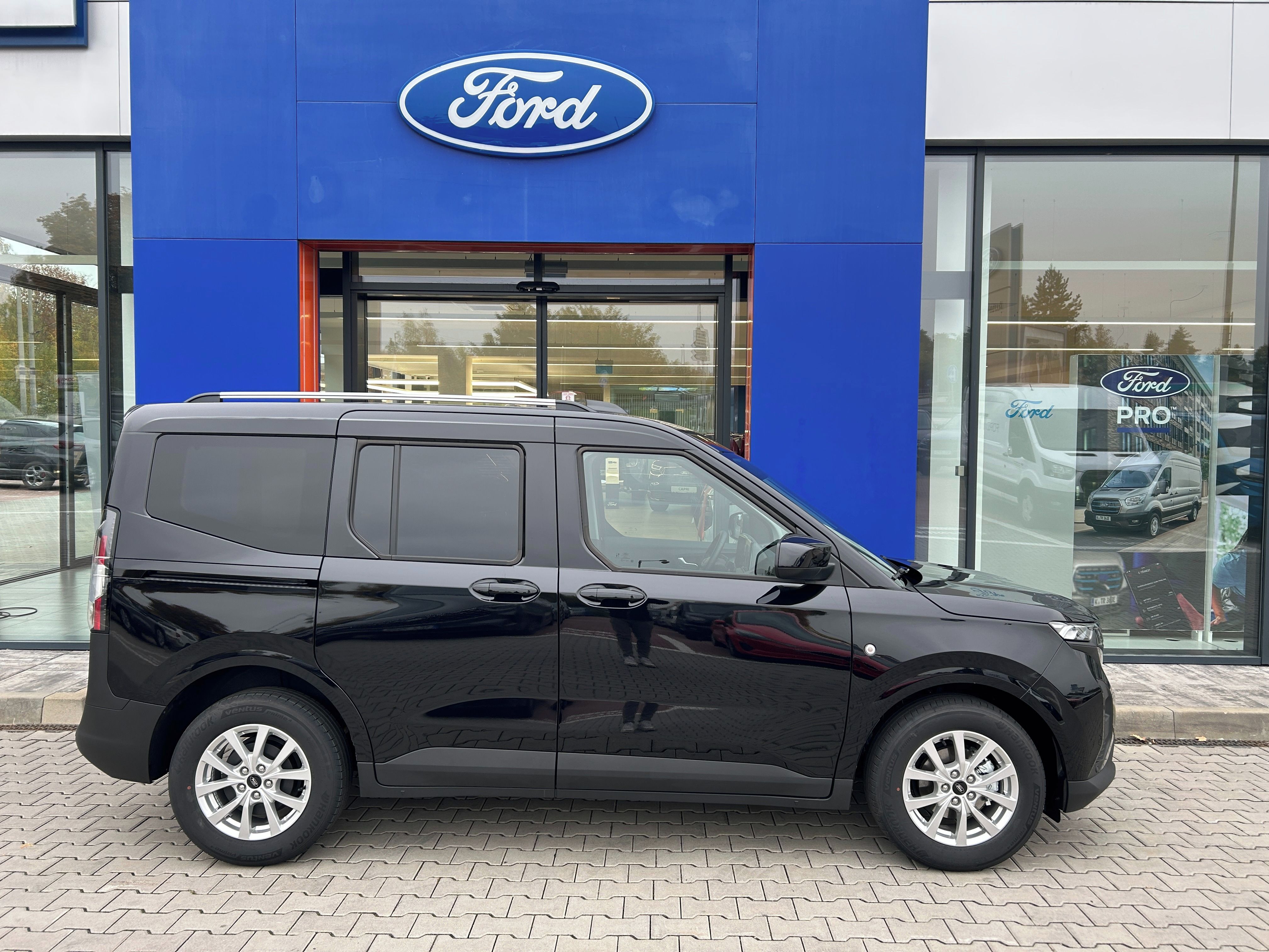 Ford Tourneo Courier, 1.0 EcoBoost 92 kW Titanium L1 - fotka 3