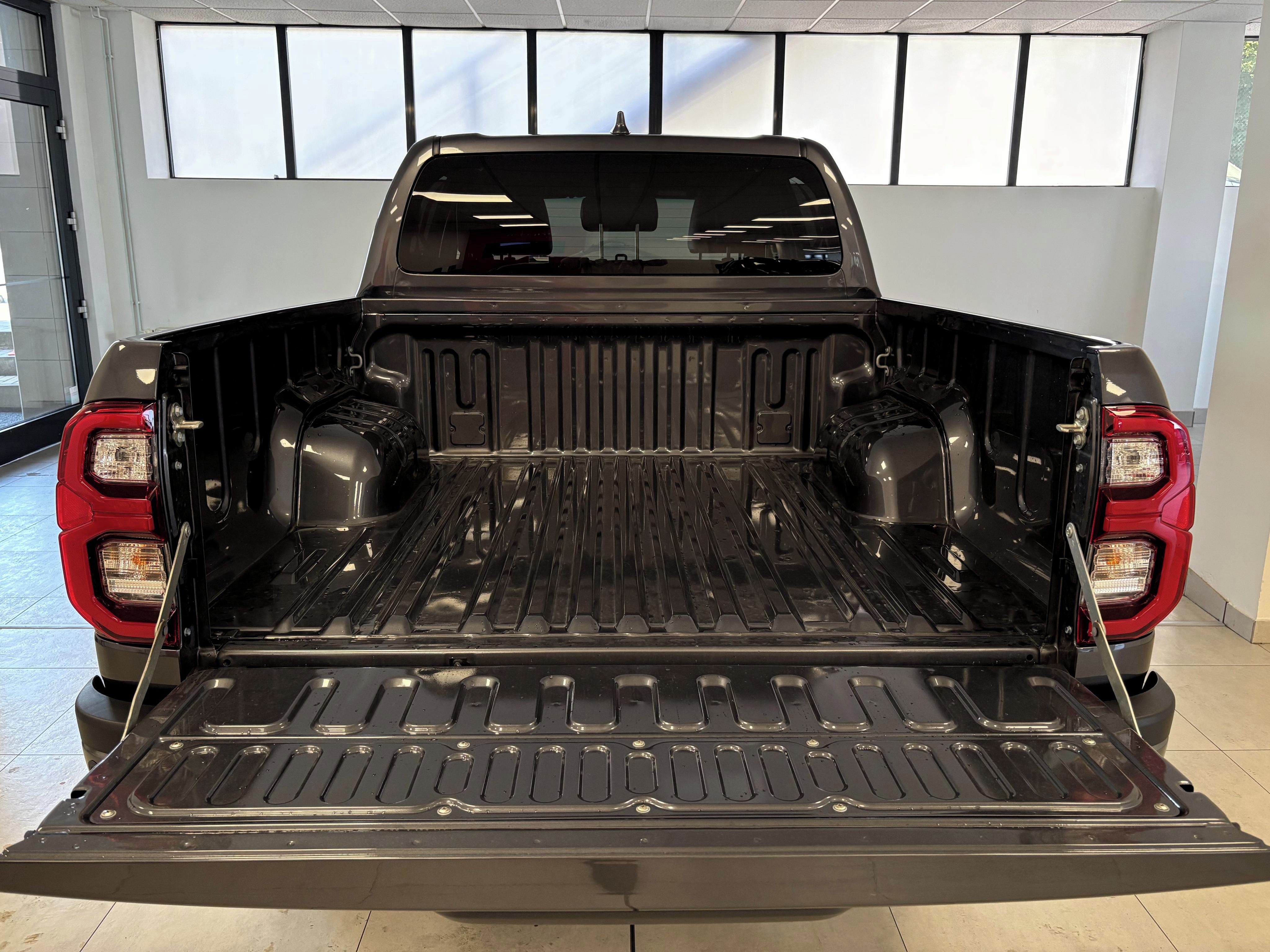 Toyota Hilux, Invincible, 2.8D, 4x4, tažné - fotka 6
