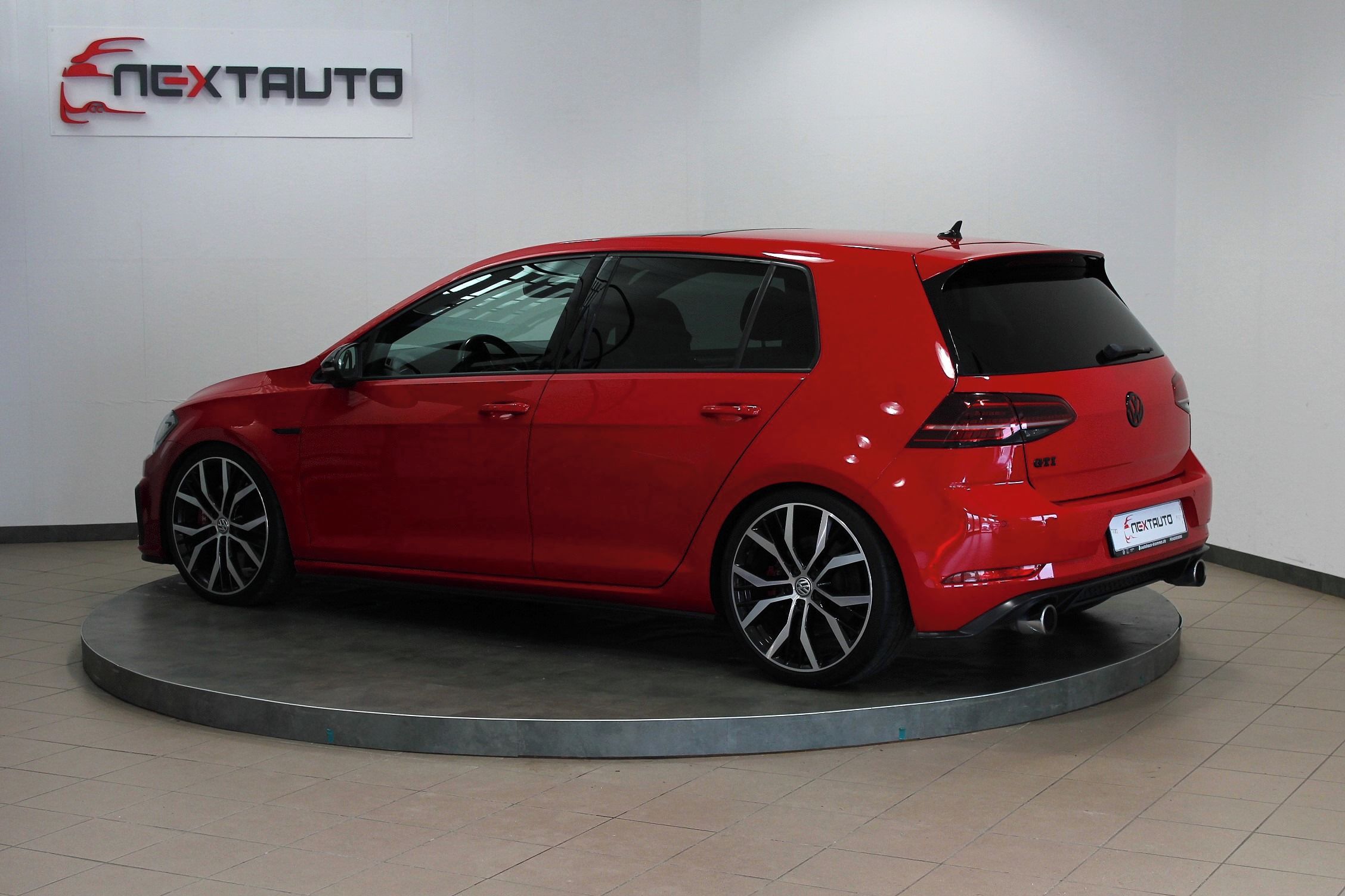 Volkswagen Golf, 2.0TSI 180kW DSG GTI PERFOR. - fotka 3
