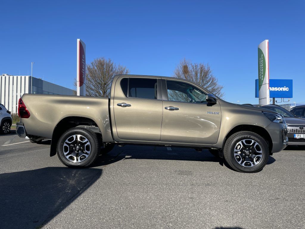 Toyota Hilux, 2.8D Executive ODBĚR 3/2027 - fotka 2