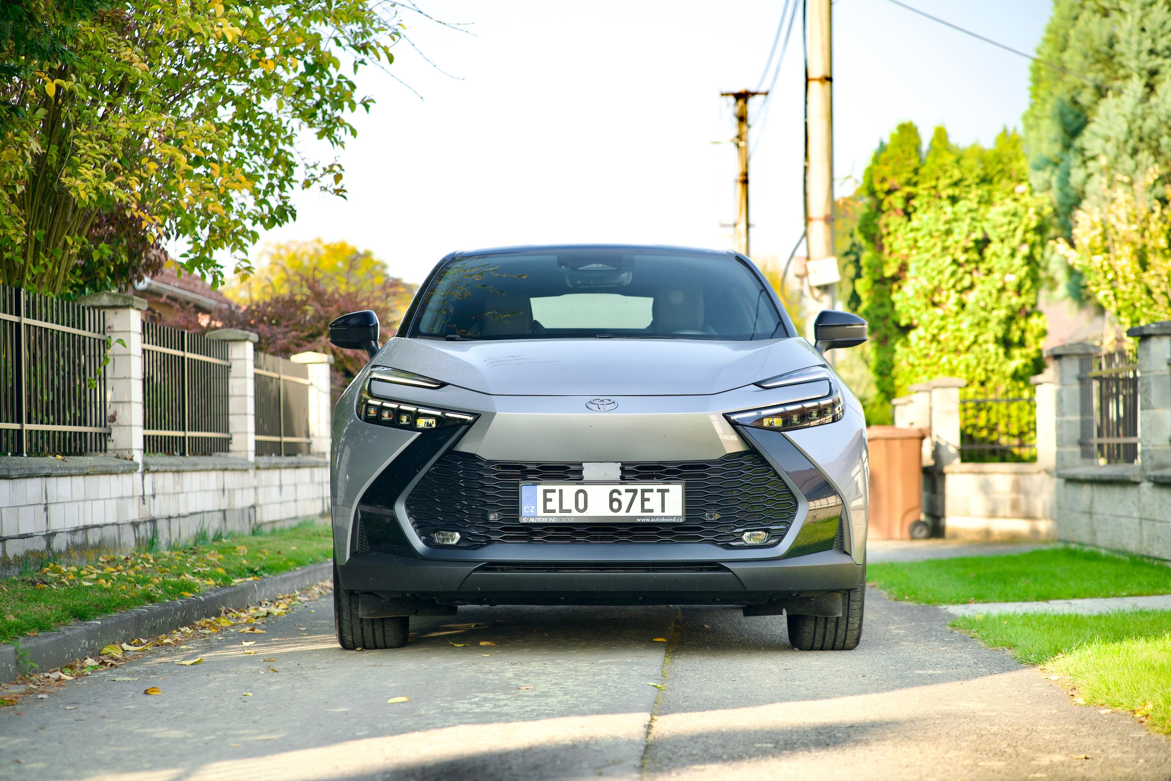 Toyota C-HR, 2.0 PHEV Executive +ZIMNÍ PNEU - fotka 3