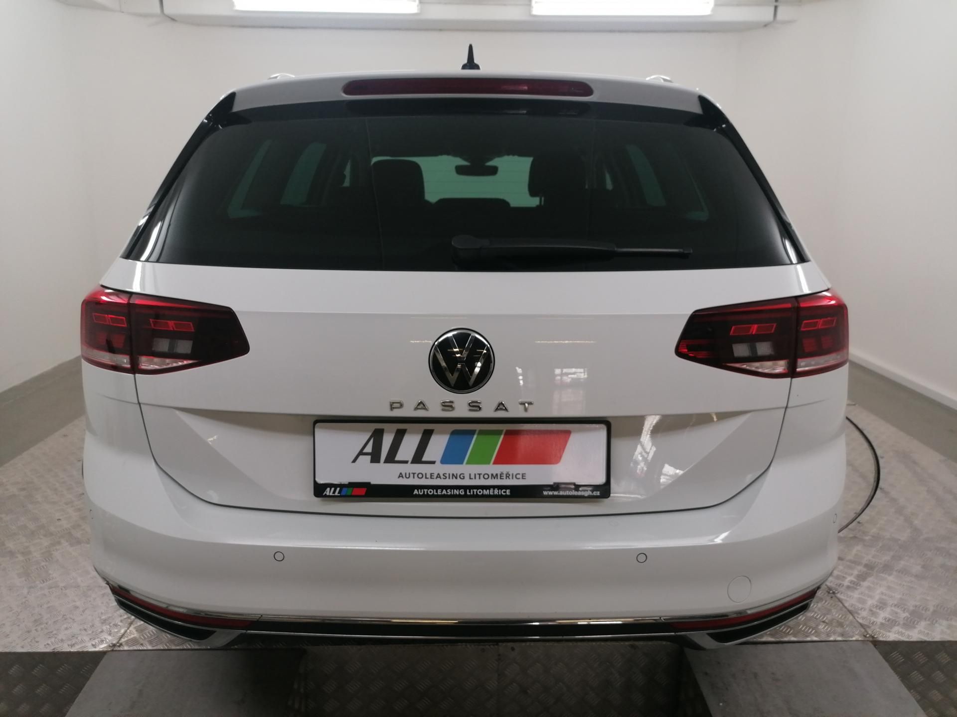Volkswagen Passat, 2,0 TDI DSG ELEGANCE,1.MAJ.ČR - fotka 4