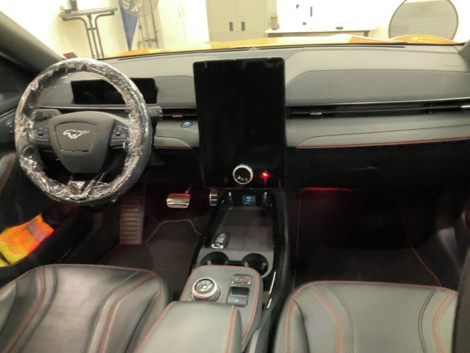 Ford Mustang Mach-E, Standard Range AWD, 4X4 - fotka 3