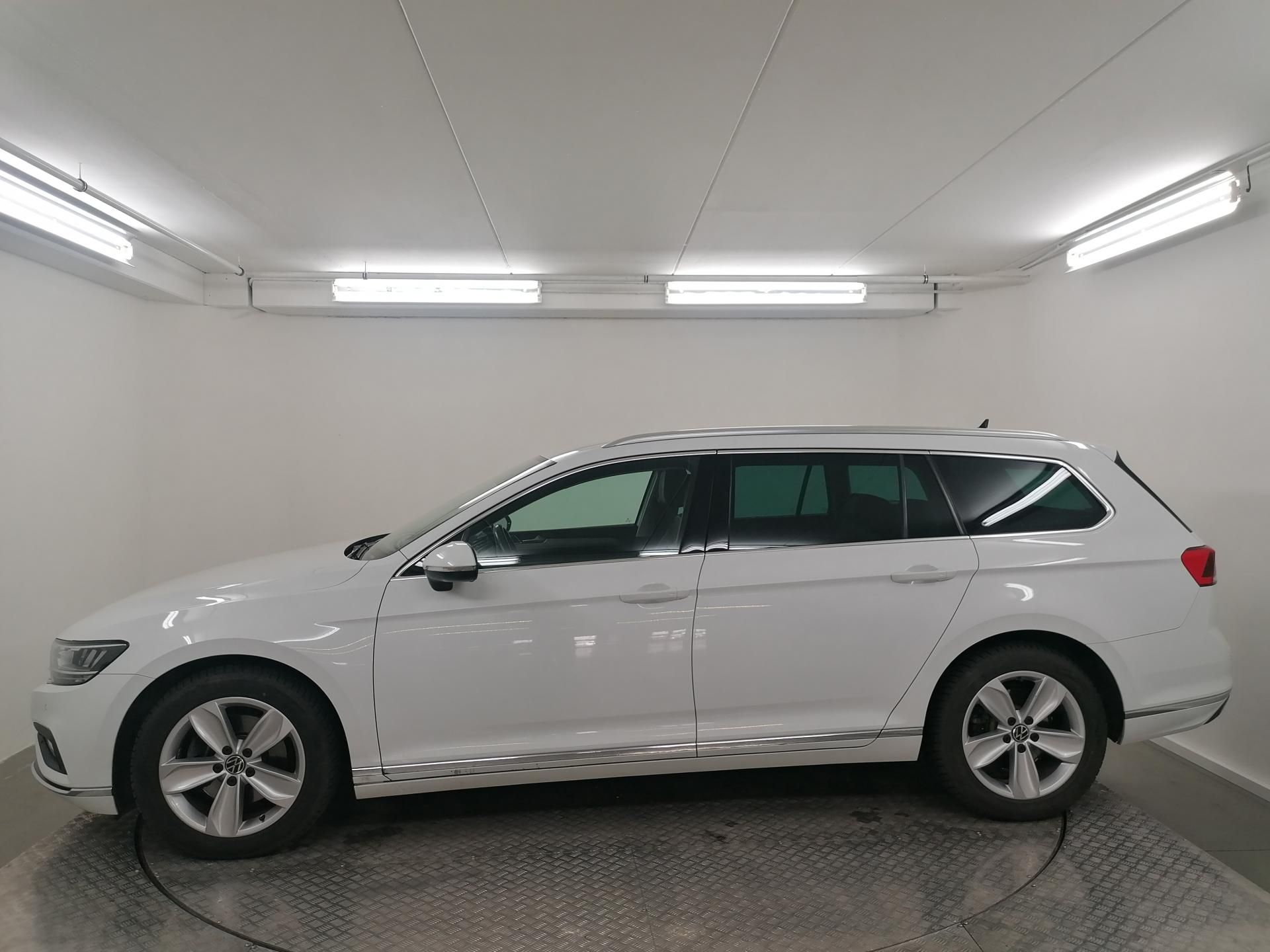 Volkswagen Passat, 2,0 TDI DSG ELEGANCE,1.MAJ.ČR - fotka 2