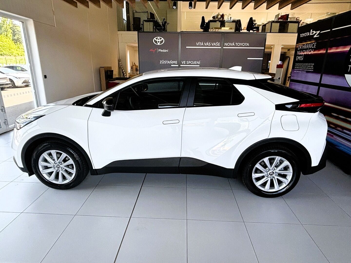 Toyota C-HR, 1,8 Comfort HEV CVT - fotka 4