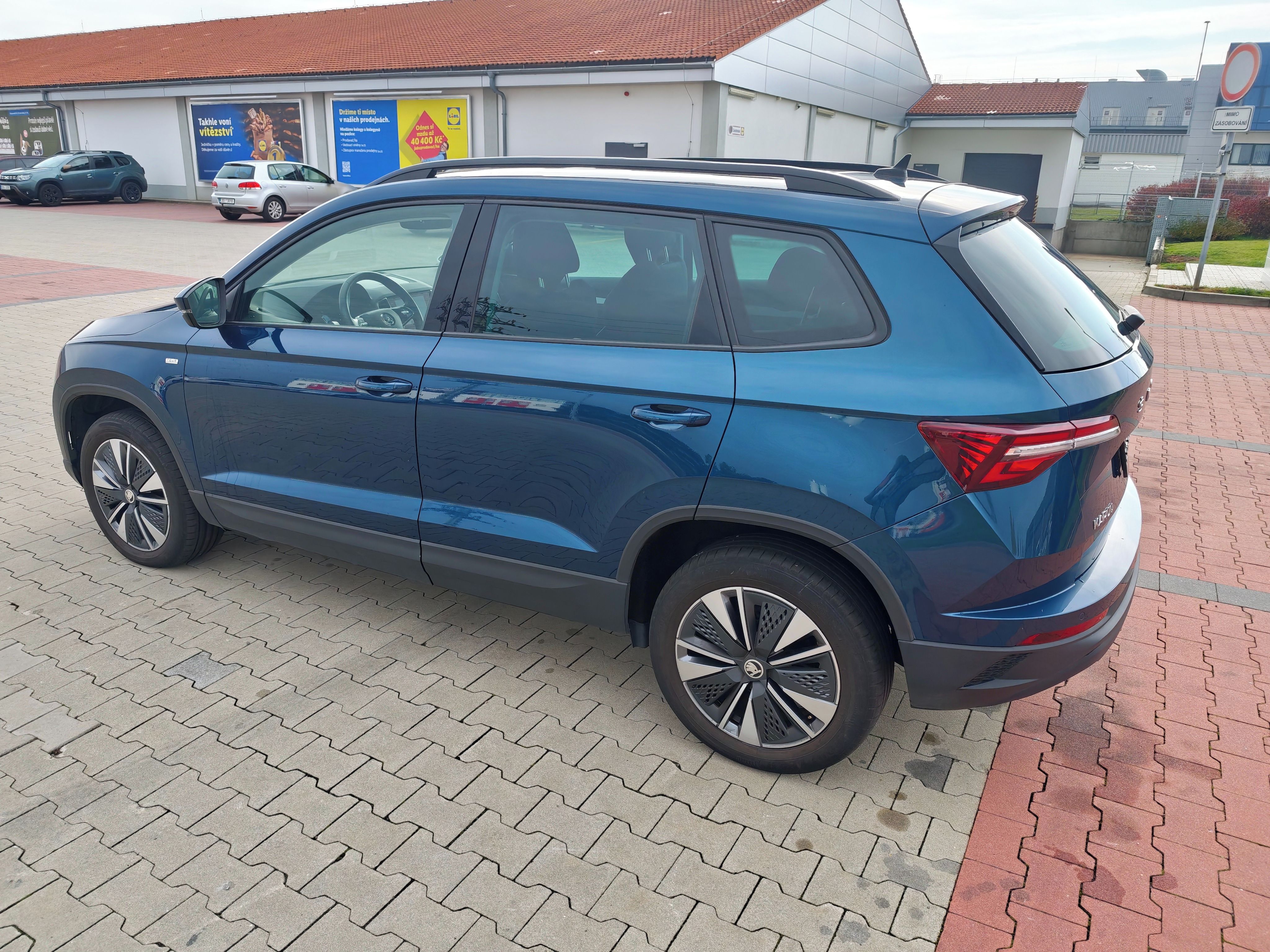 Škoda Karoq, Výbava Tour, panorama, tažné - fotka 4
