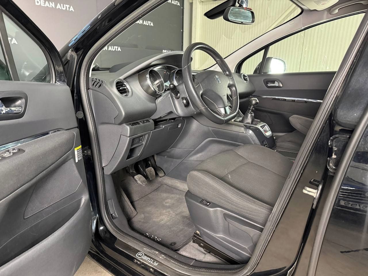 Peugeot 5008, 2.0d 110kw Serviska Výbava - fotka 5