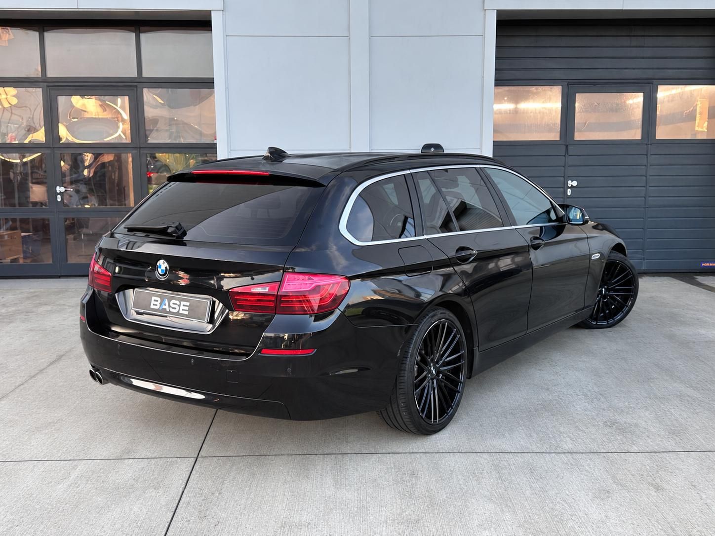 BMW Řada 5, 520d Touring A/T - fotka 5
