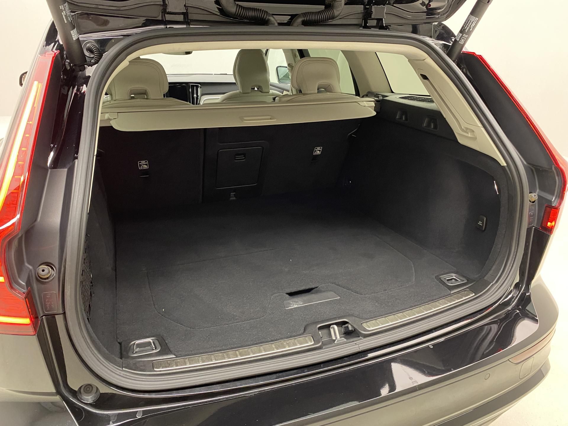 Volvo V60, B4 DARK PLUS AUT CZ - fotka 6