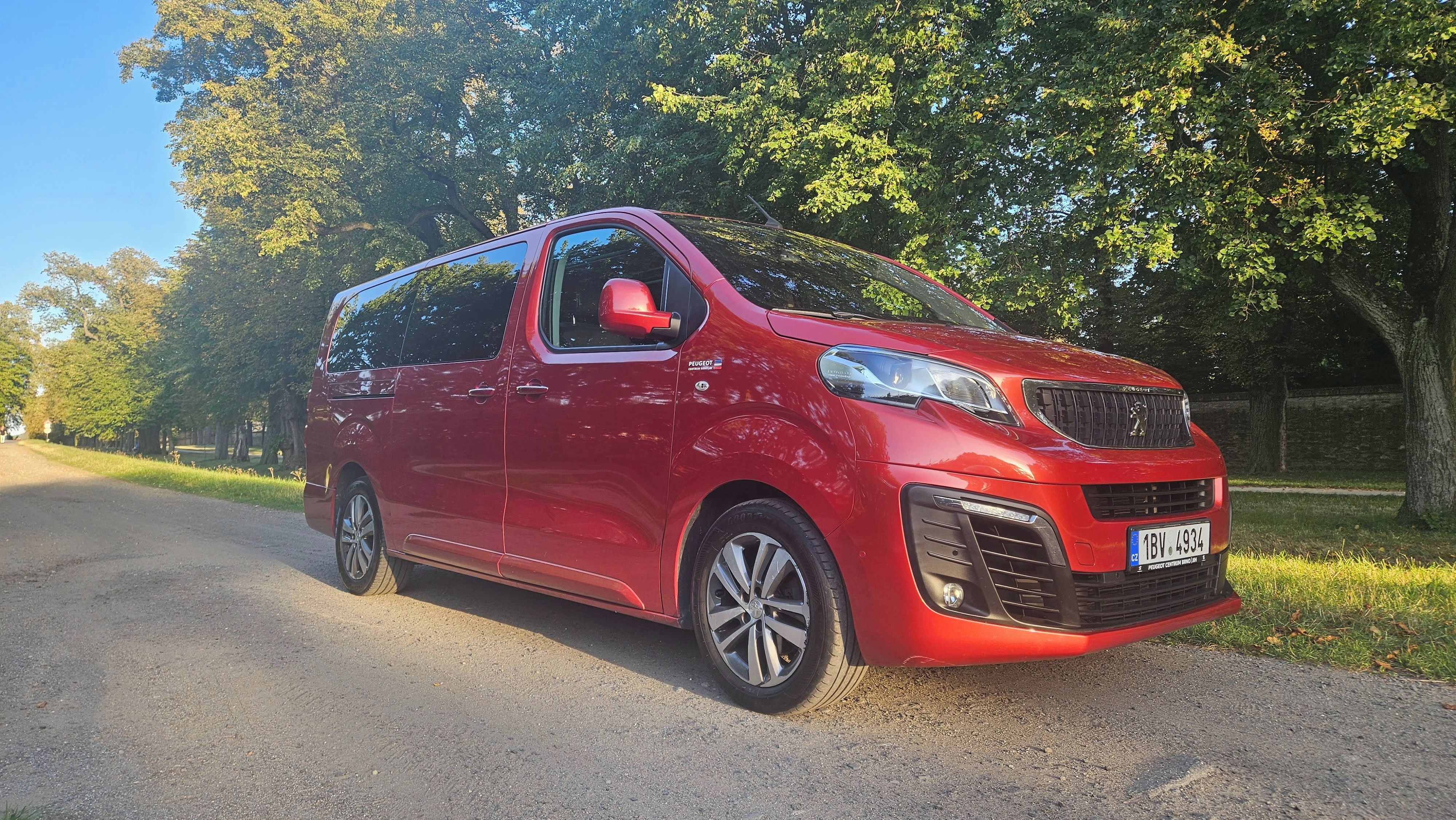 Peugeot Traveller, největší verze XL+,  8 míst - fotka 4