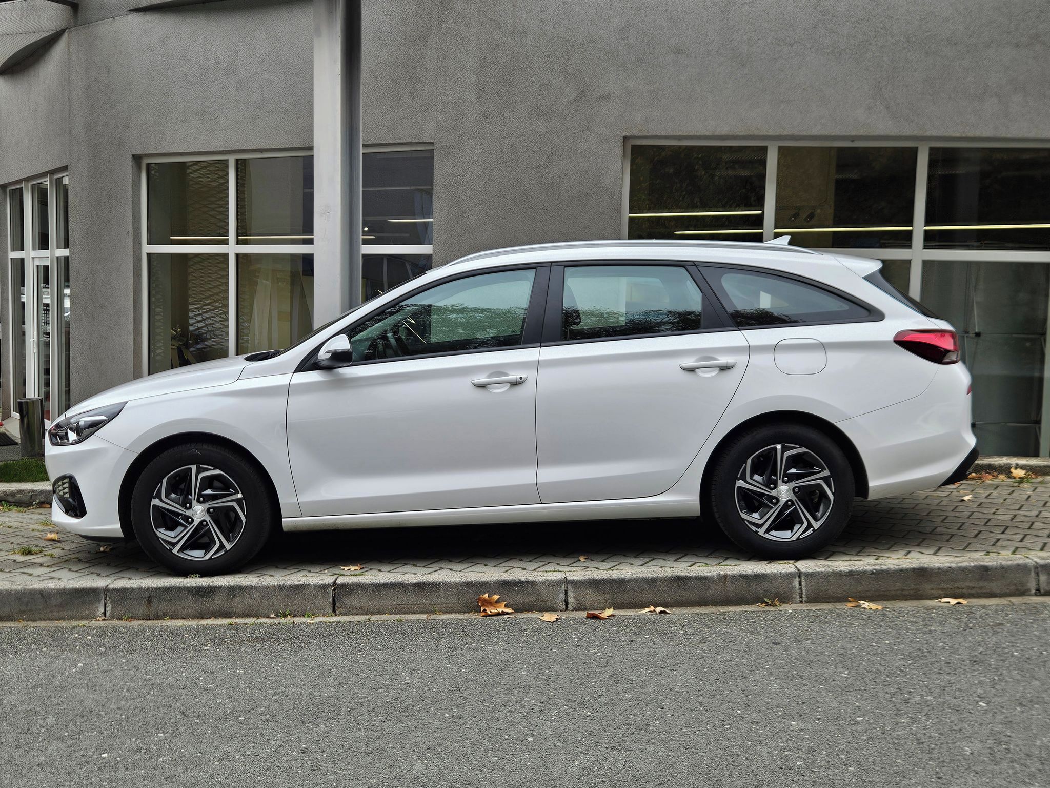 Hyundai i30, 1,5i, Comfort 16", 1.majitel - fotka 2