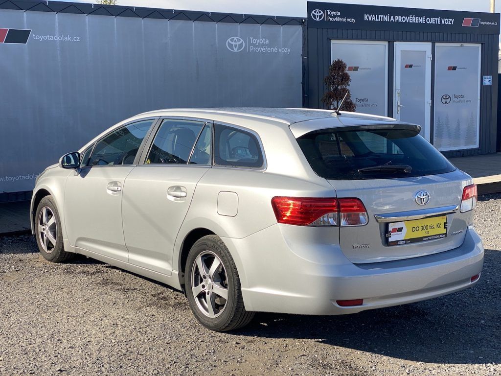 Toyota Avensis, 1.6i, ČR, manual, 2x kola - fotka 5