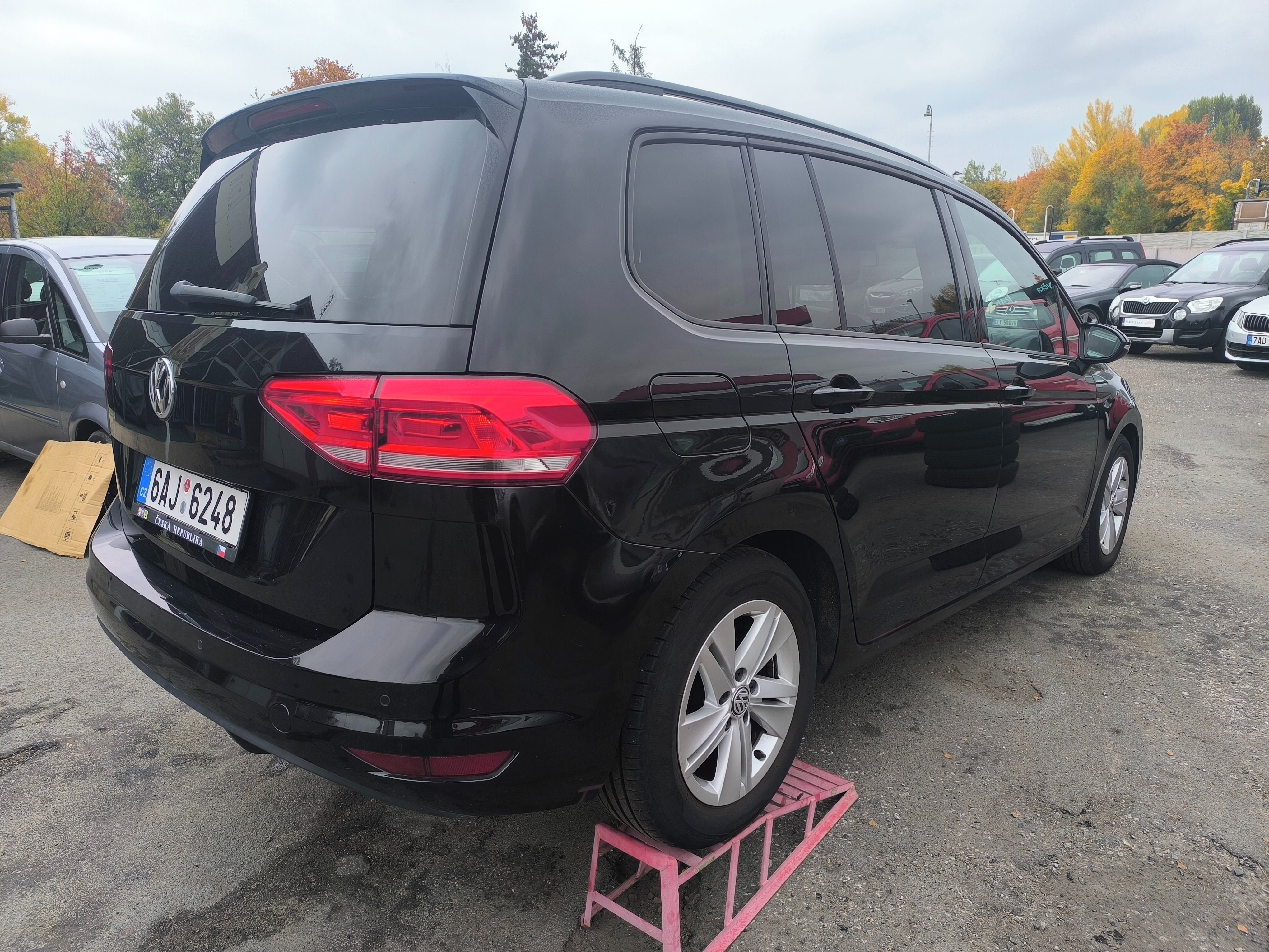 Volkswagen Touran, 1.6 TDi 7míst,Navi,Webasto,LED - fotka 6