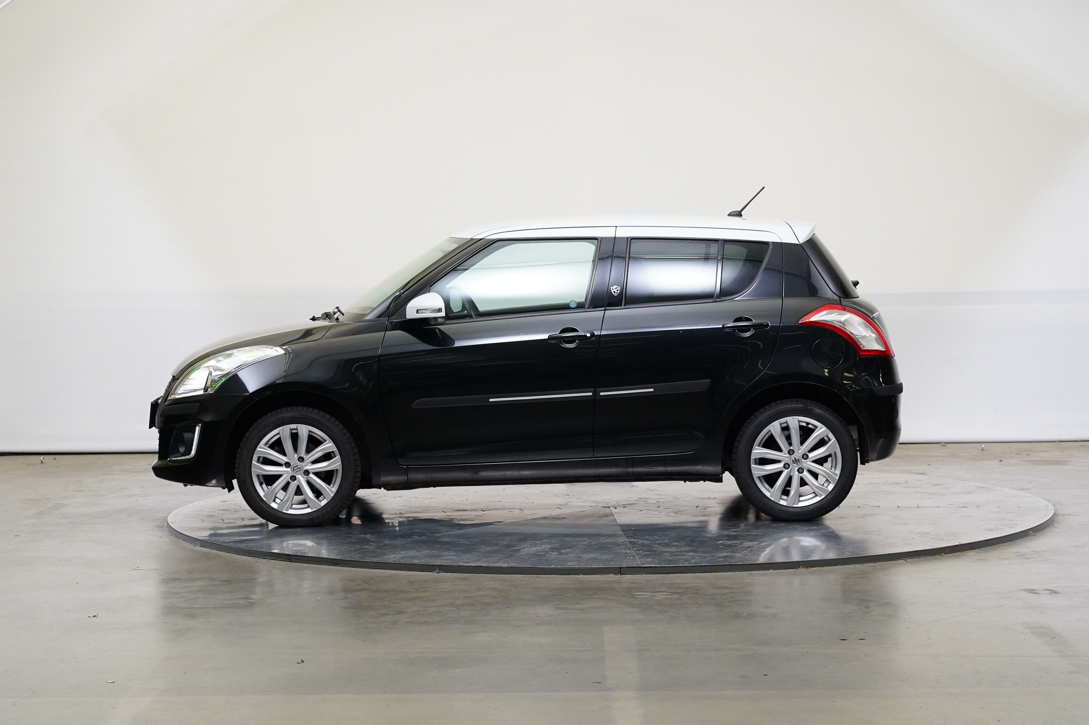 Suzuki Swift, 1.2 i 69 kW 4x4 Shine - fotka 3