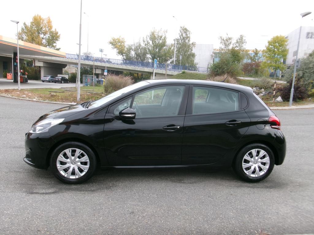 Peugeot 208, 1.2i KOUPENO ČR,1.MAJITEL - fotka 2