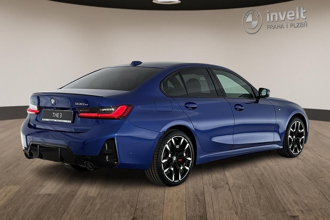 BMW Řada 3, 330e xDrive - fotka 3