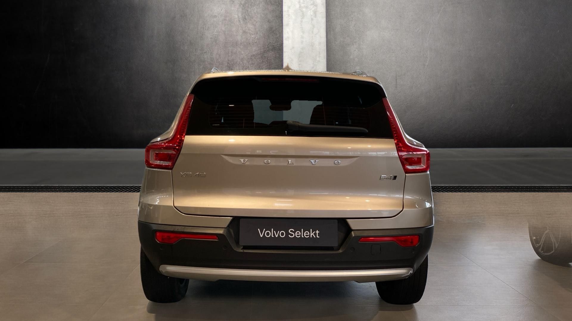 Volvo XC40, CORE, B4 AWD, 145+10 kW / 197+ - fotka 4