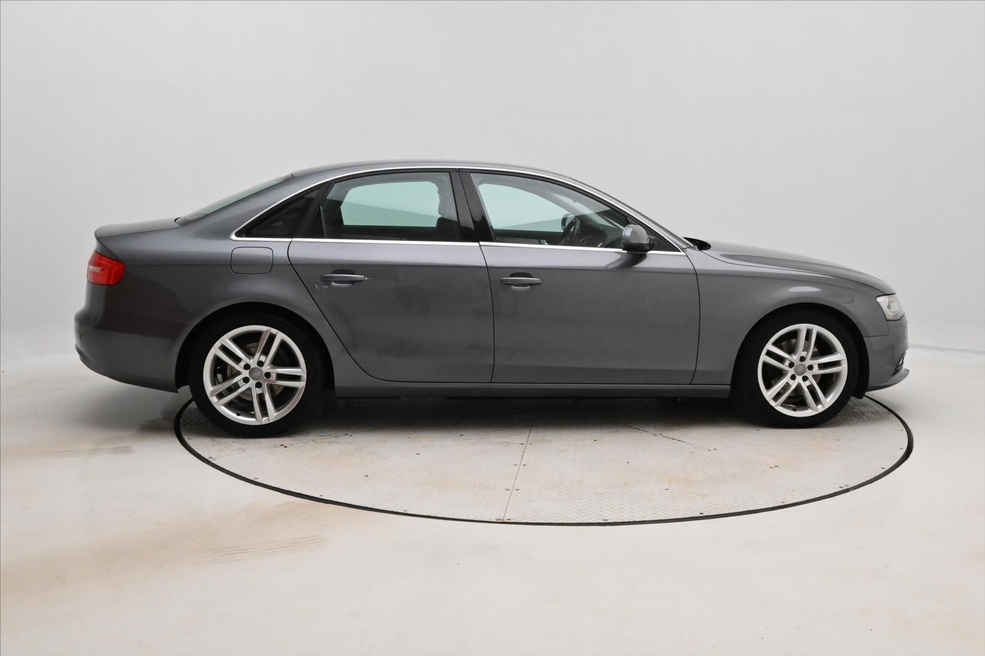 Audi A4, 2,0 TDI 105 kW Nová STK - fotka 4