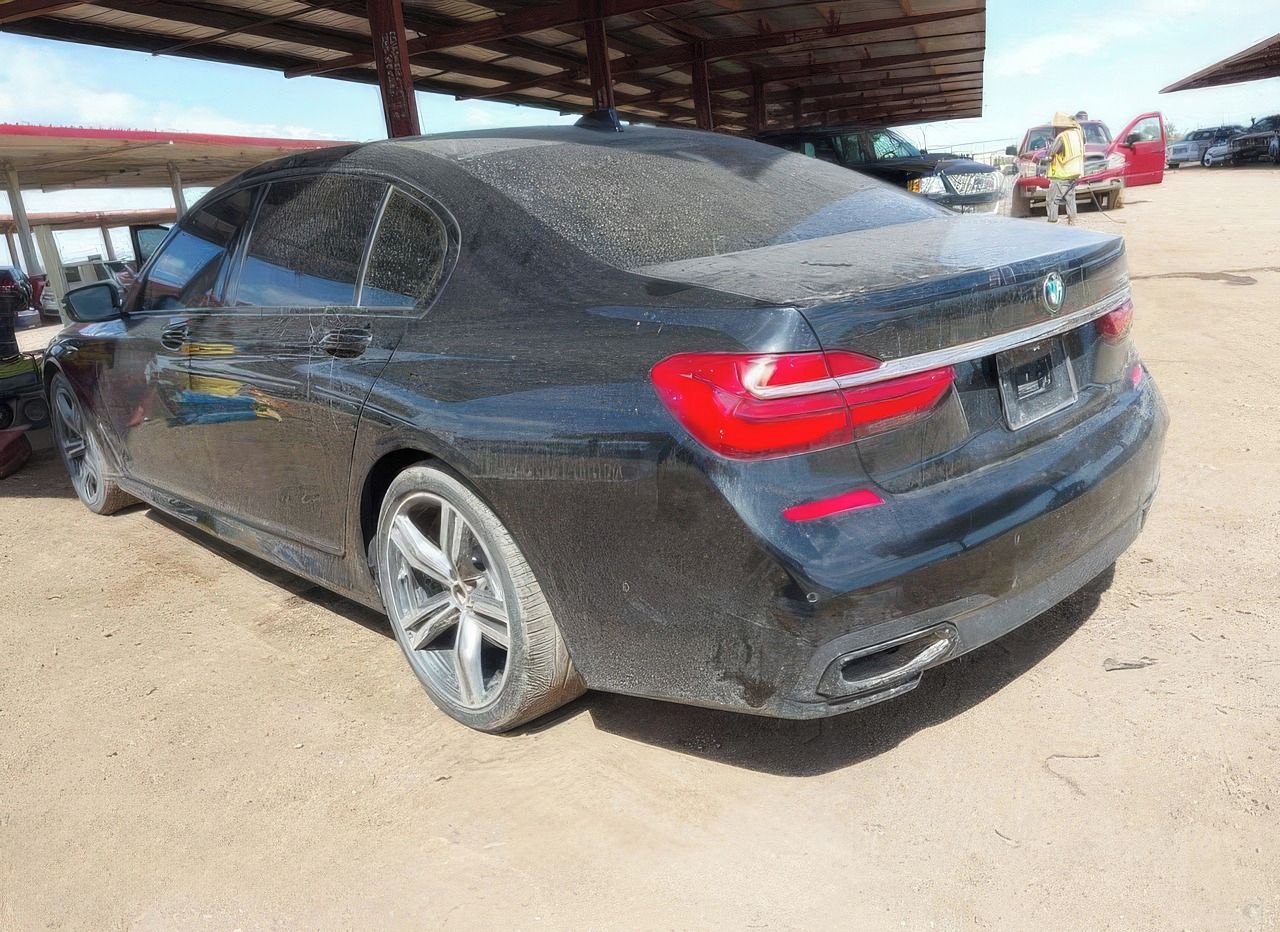 BMW Řada 7, Auto na cestě - fotka 3