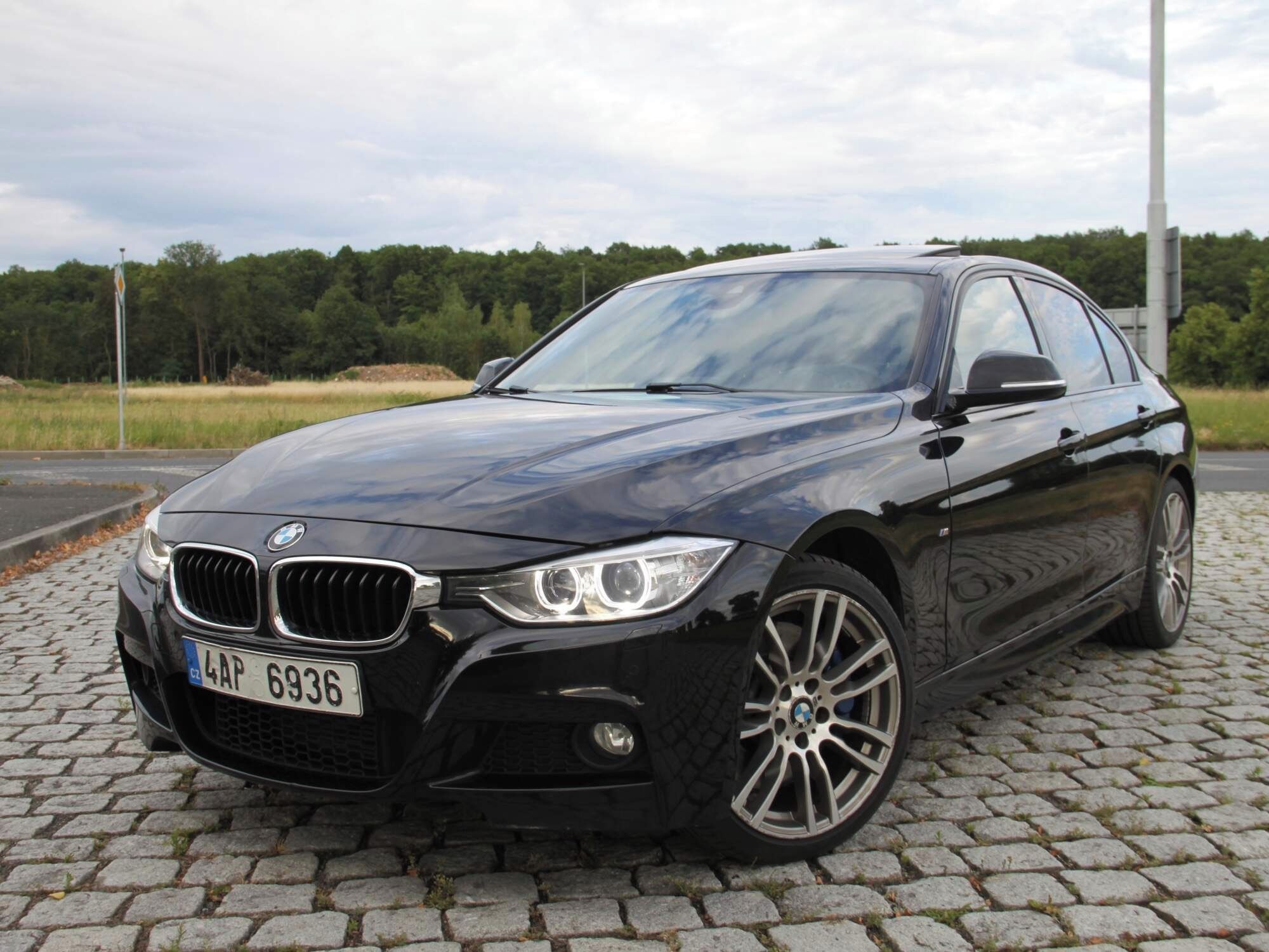 BMW Řada 3, BMW 335xd,230kw,M-Paket,R19 - fotka 2