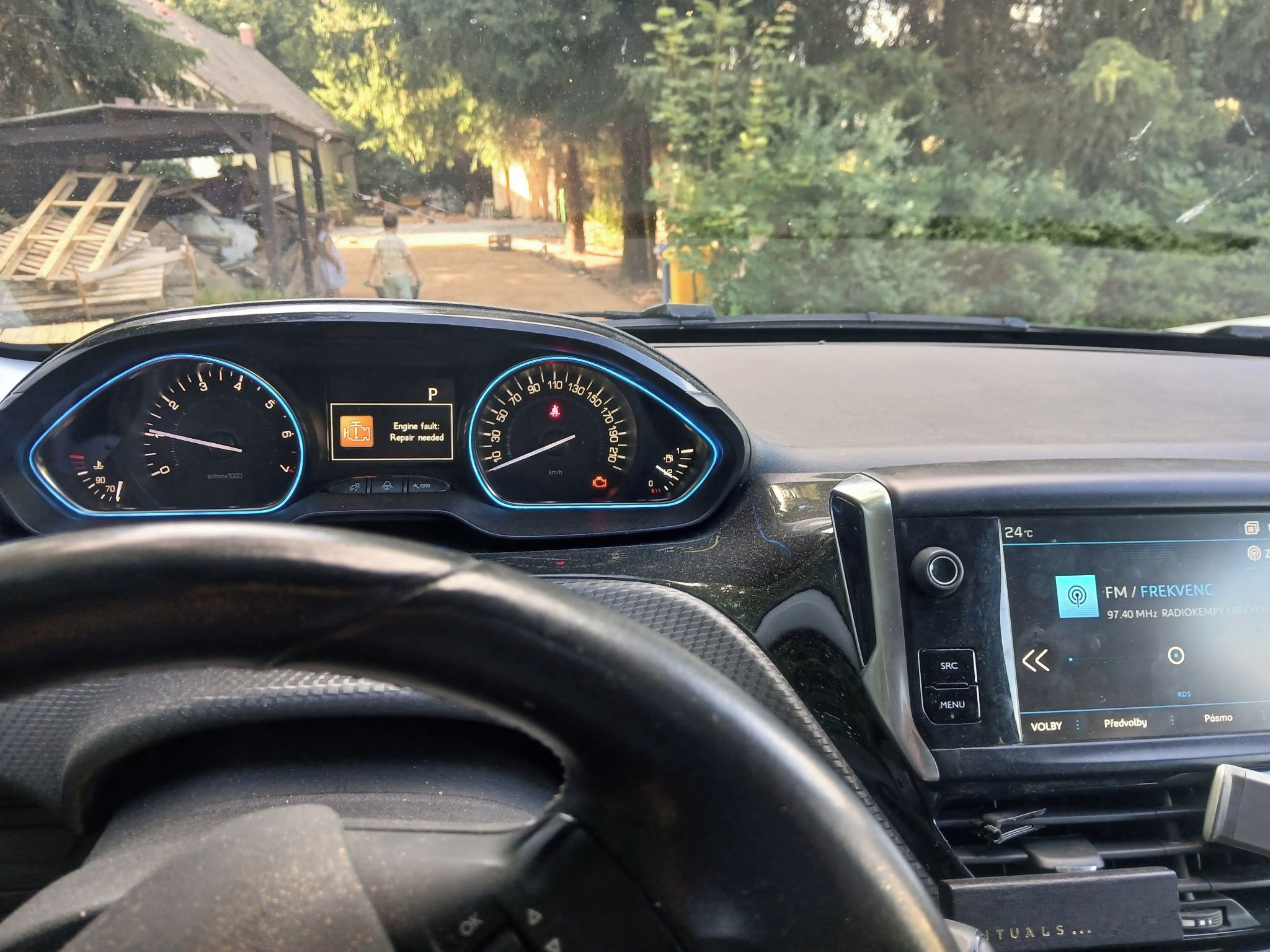 Peugeot 2008, 1,2 Puretech Servisováno - fotka 4