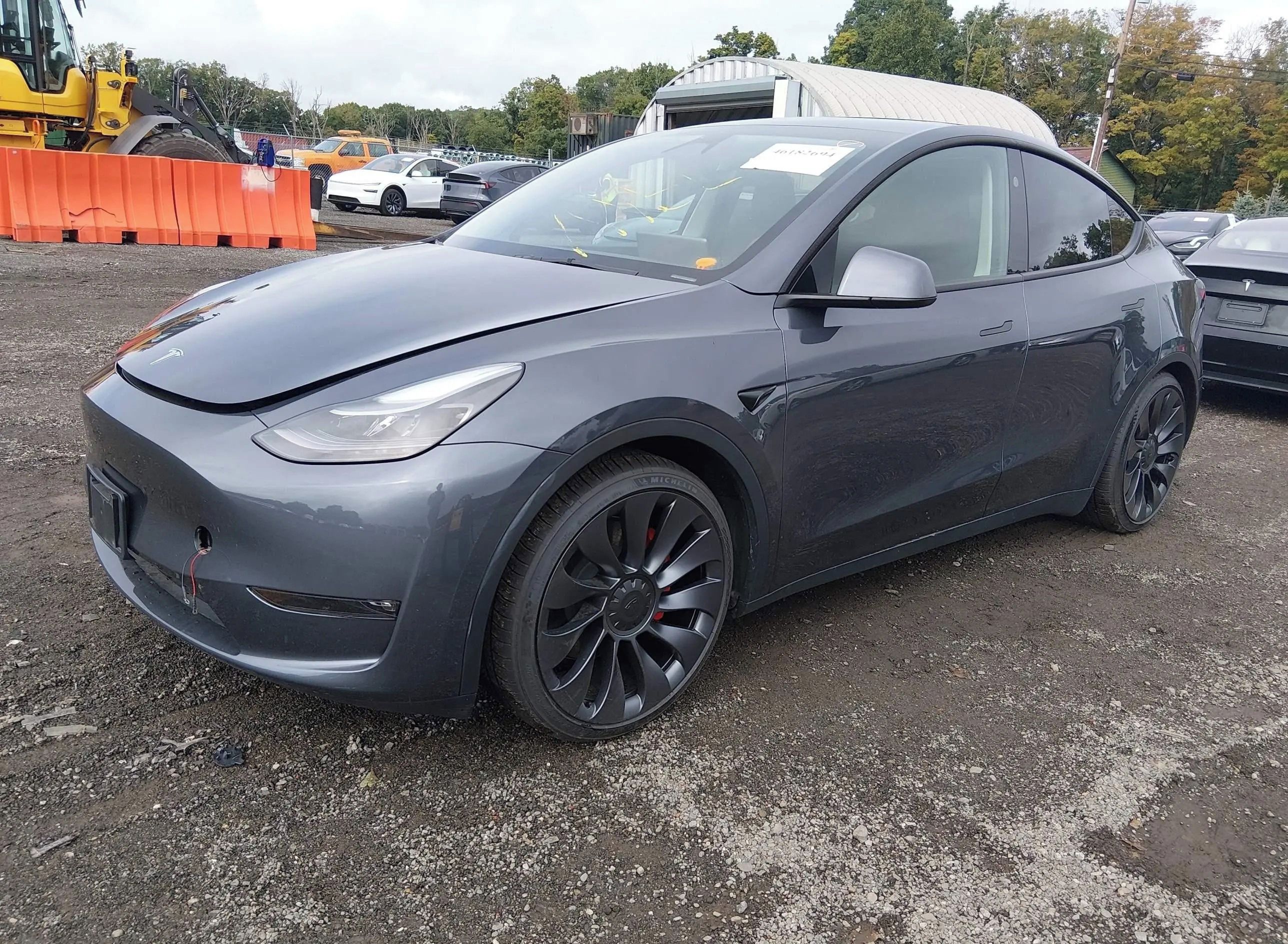 Tesla Model Y, Auto na cestě