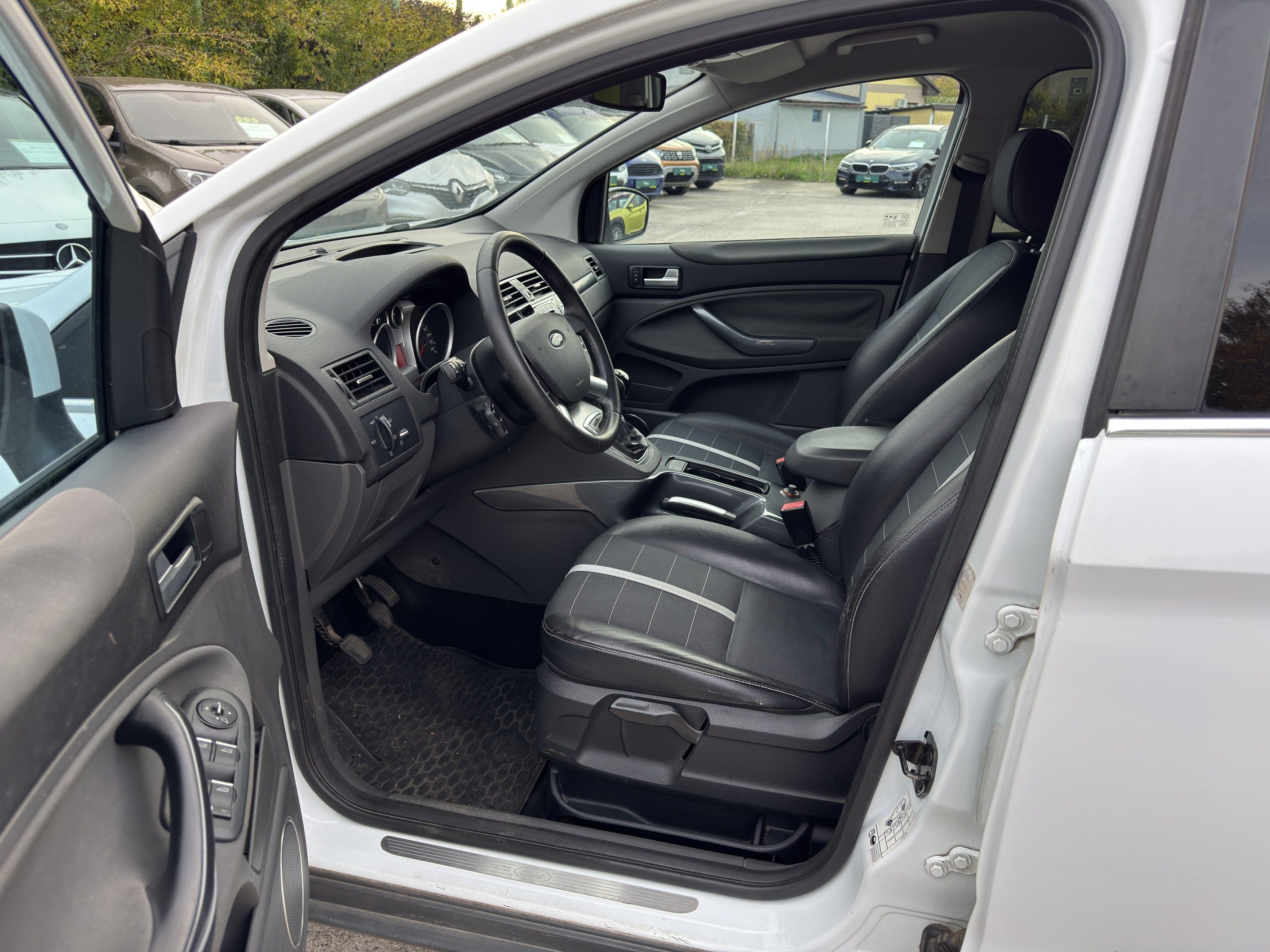 Ford Kuga, 2.0 TDCi 100 kW Titanium 4x4 - fotka 4