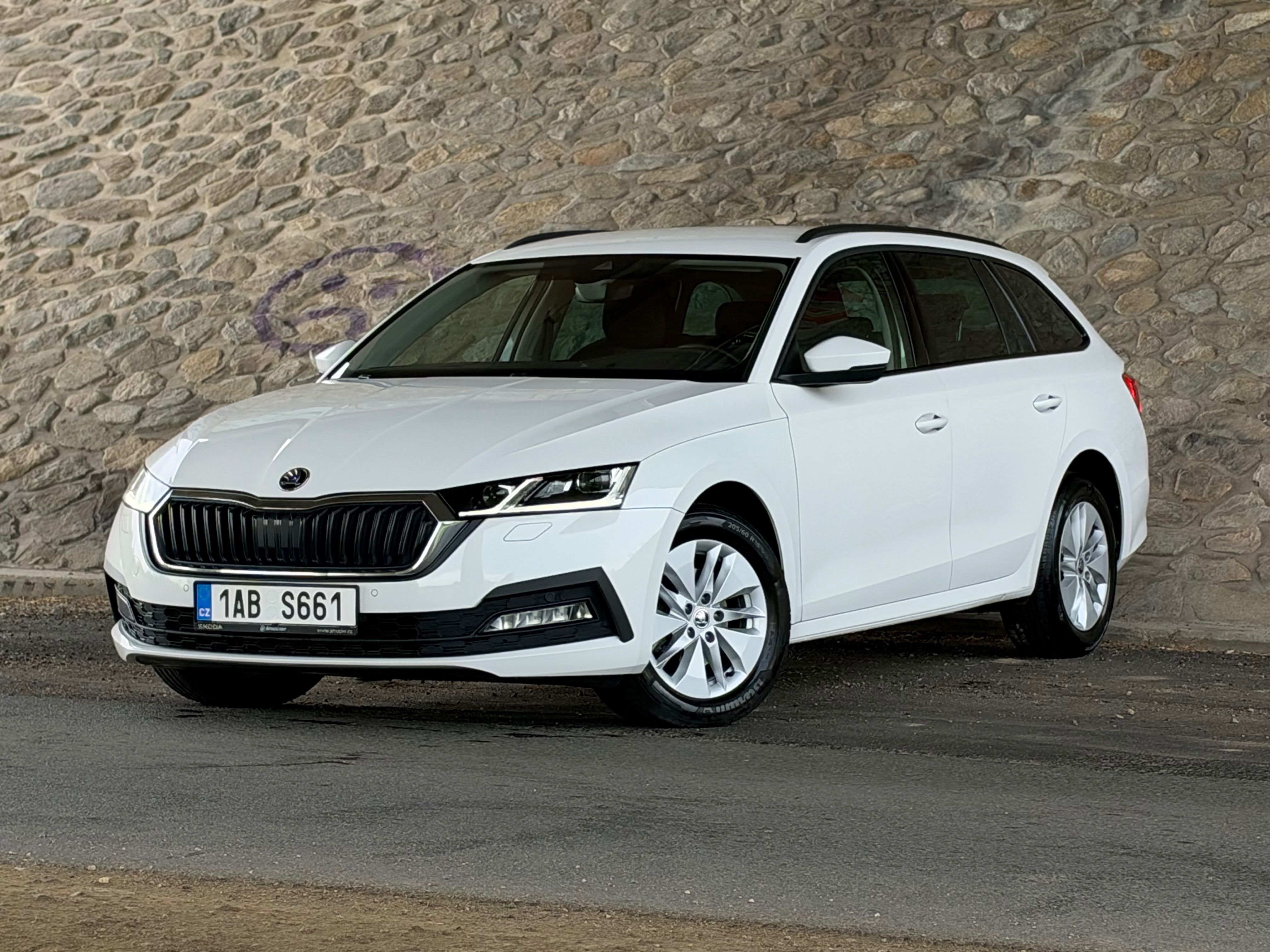 Škoda Octavia, 2.0 TDI Ambition+ Combi Matrix - fotka 2