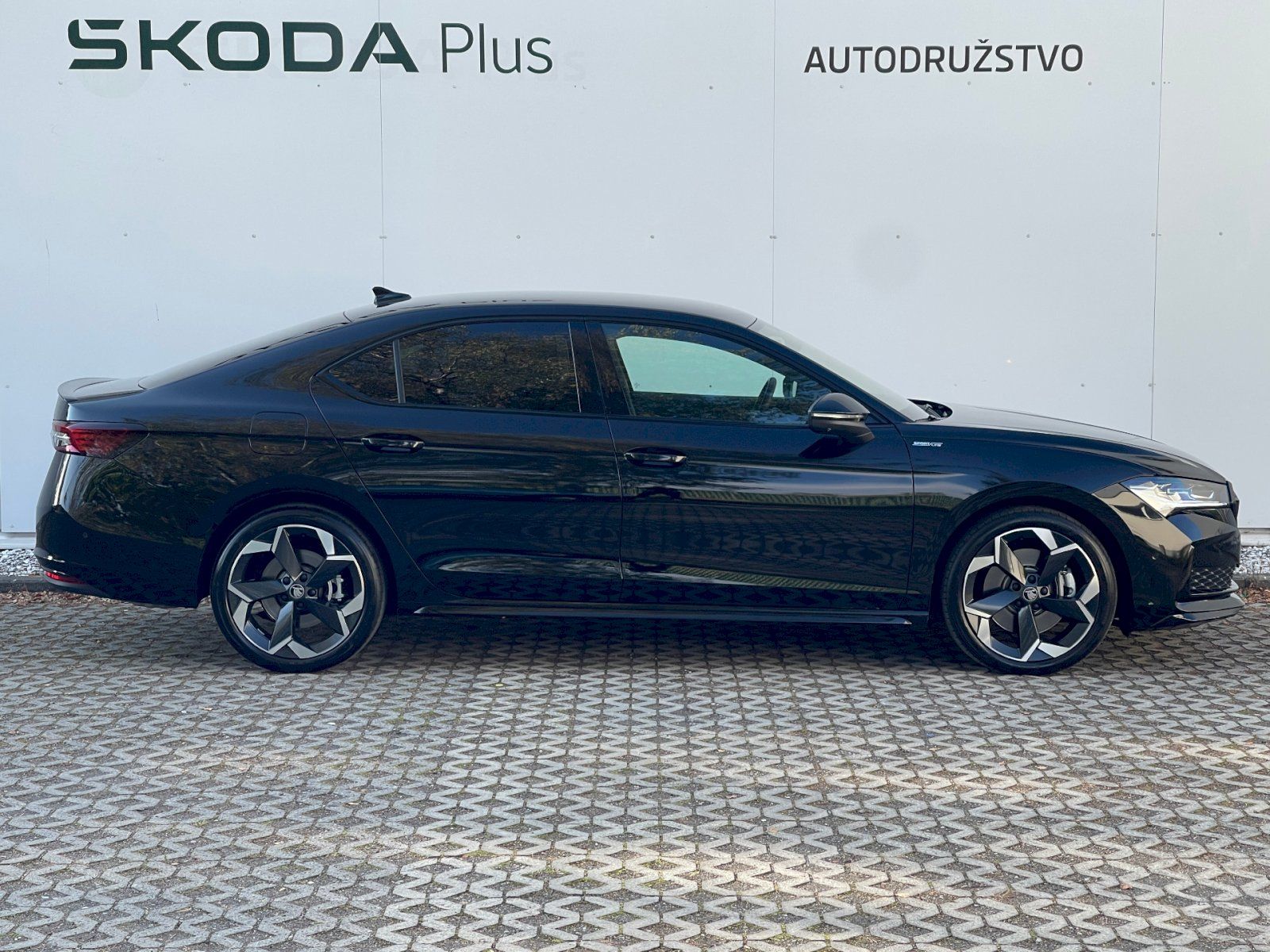 Škoda Superb, DSG 2.0 TSi / 195 kW SportLine - fotka 3