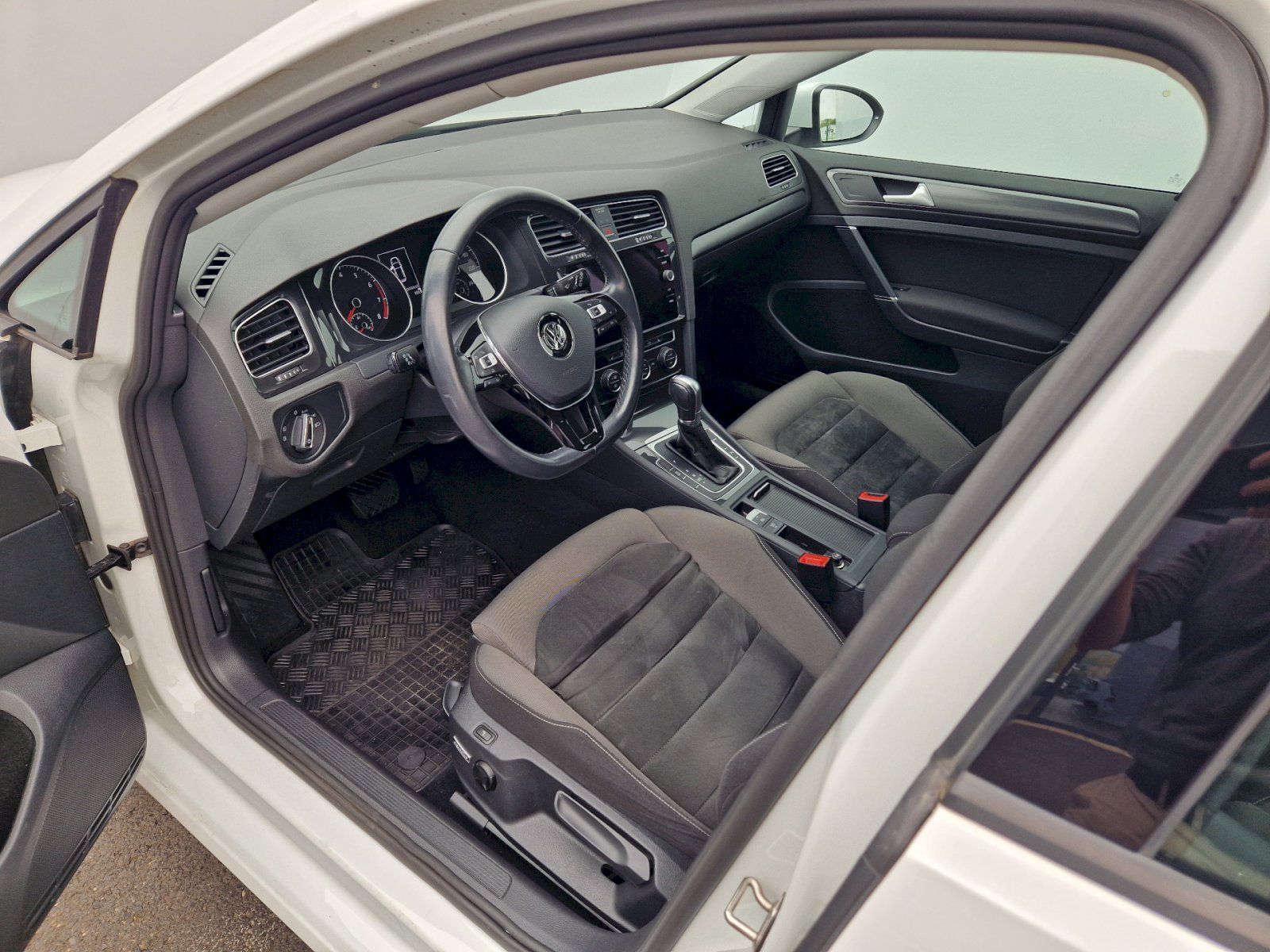 Volkswagen Golf, 1.0TSI 81kW DSG Maraton Editio - fotka 6