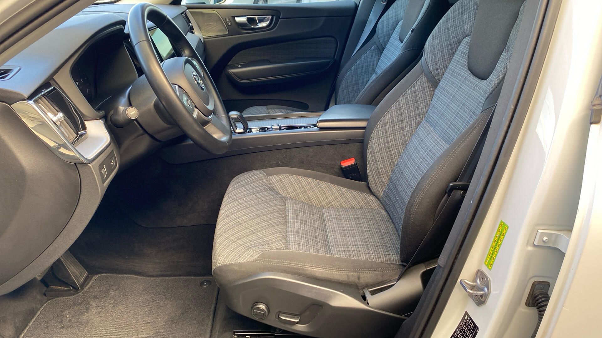 Volvo XC60, MOMENTUM PRO, B4 AWD, 145+10 k - fotka 5