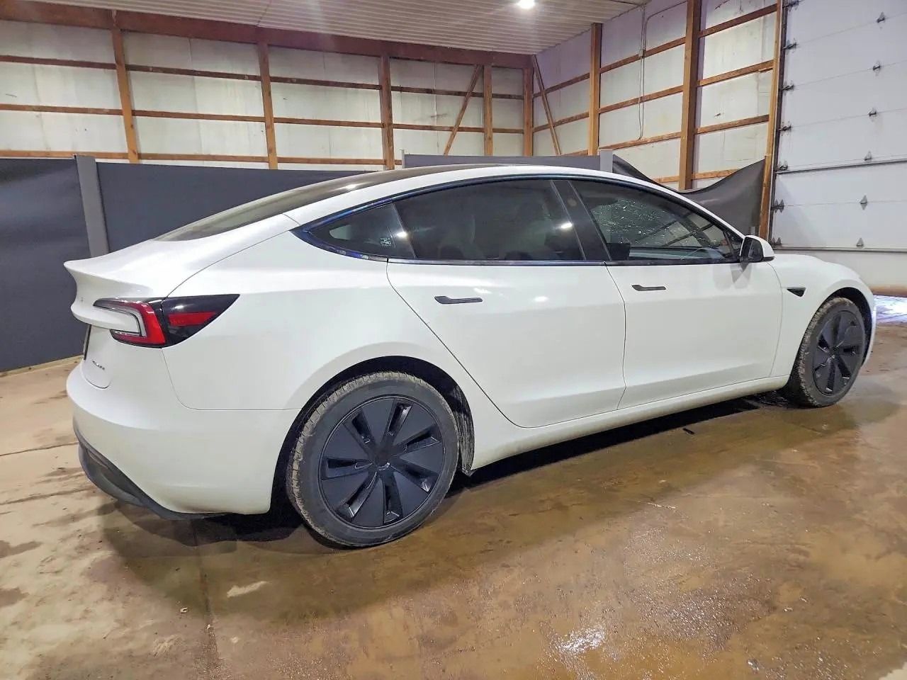 Tesla Model 3, Auto na cestě - fotka 4