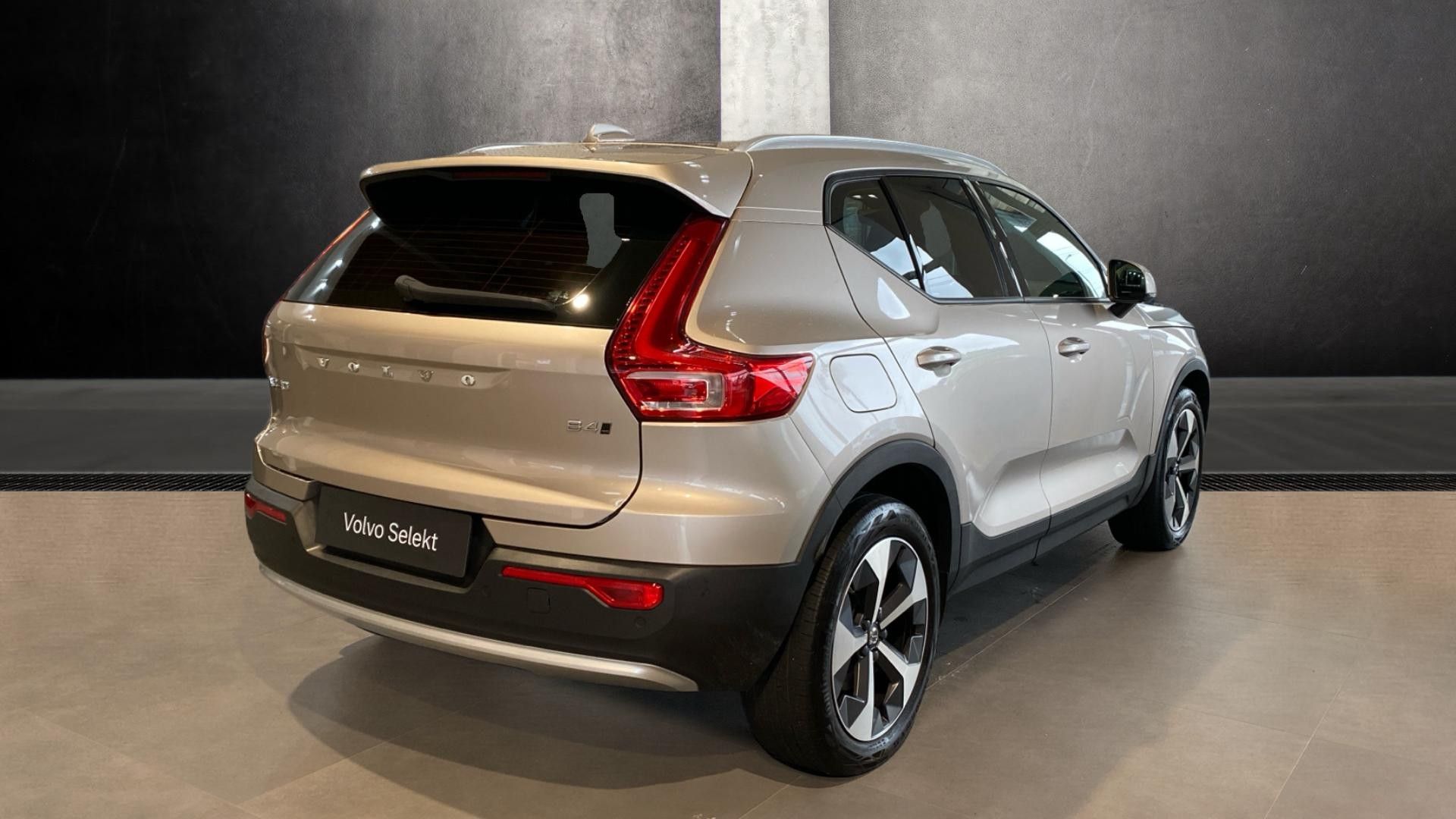 Volvo XC40, CORE, B4 AWD, 145+10 kW / 197+ - fotka 3