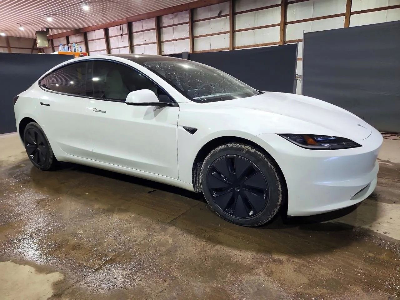 Tesla Model 3, Auto na cestě - fotka 2